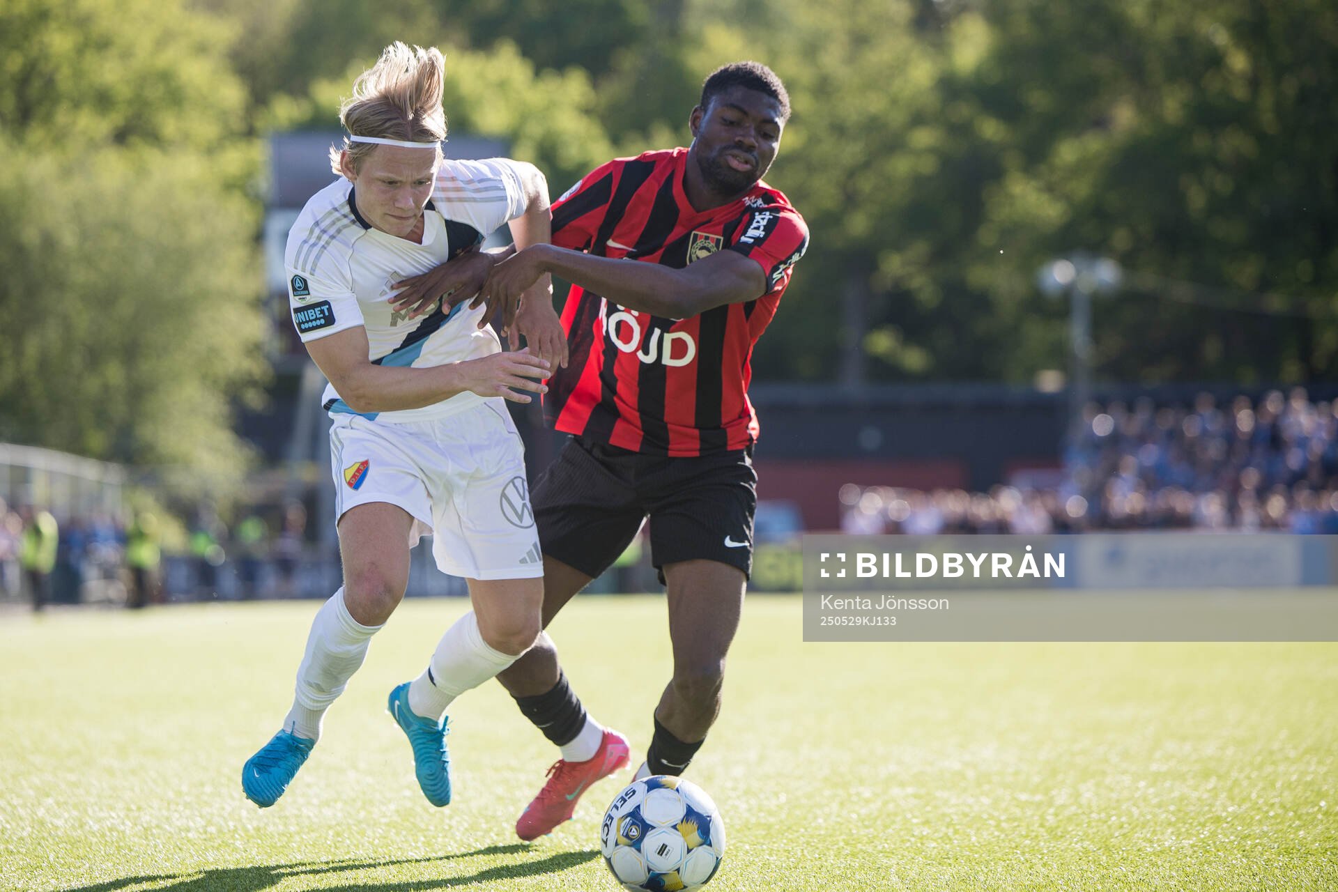Djurgårdens Tobias Gulliksen och Brommapojkarnas Ezekiel Alladoh under fotbollsmatchen i Allsvenskan mellan Brommapojkarna och Djurgården den 29 maj 2025 i Stockholm.