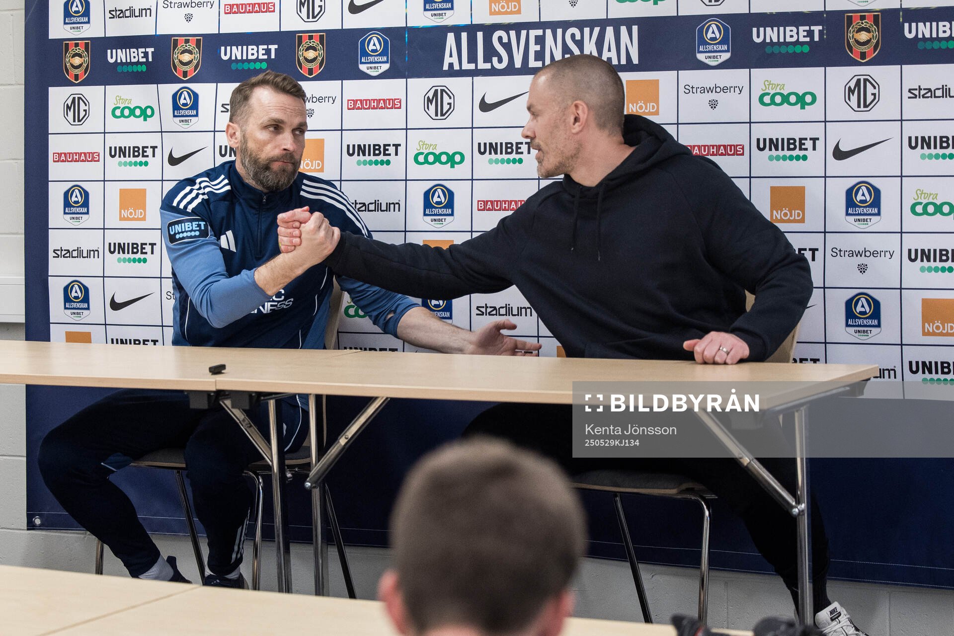 Djurgårdens tränare Jani Honkavaara och Brommapojkarnas tränare Ulf Kristiansson under presskonferensen efter fotbollsmatchen i Allsvenskan mellan Brommapojkarna och Djurgården den 29 maj 2025 i Stockholm.