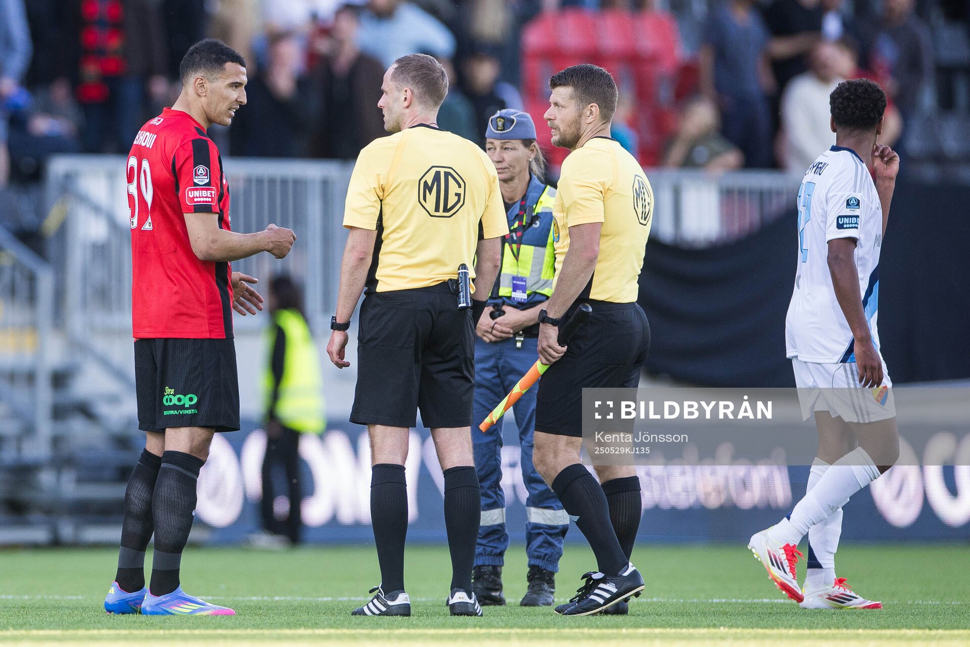 Brommapojkarnas Nabil Bahoui diskuterar med domare Richard Sundell under fotbollsmatchen i Allsvenskan mellan Brommapojkarna och Djurgården den 29 maj 2025 i Stockholm. 