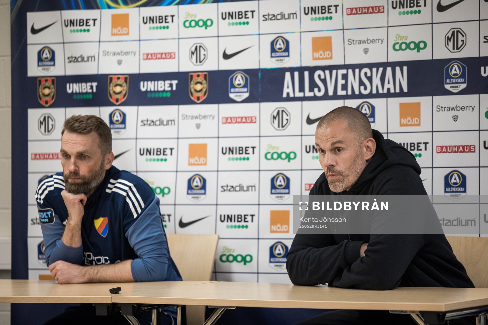Djurgårdens tränare Jani Honkavaara och Brommapojkarnas tränare Ulf Kristiansson under presskonferensen efter fotbollsmatchen i Allsvenskan mellan Brommapojkarna och Djurgården den 29 maj 2025 i Stockholm.