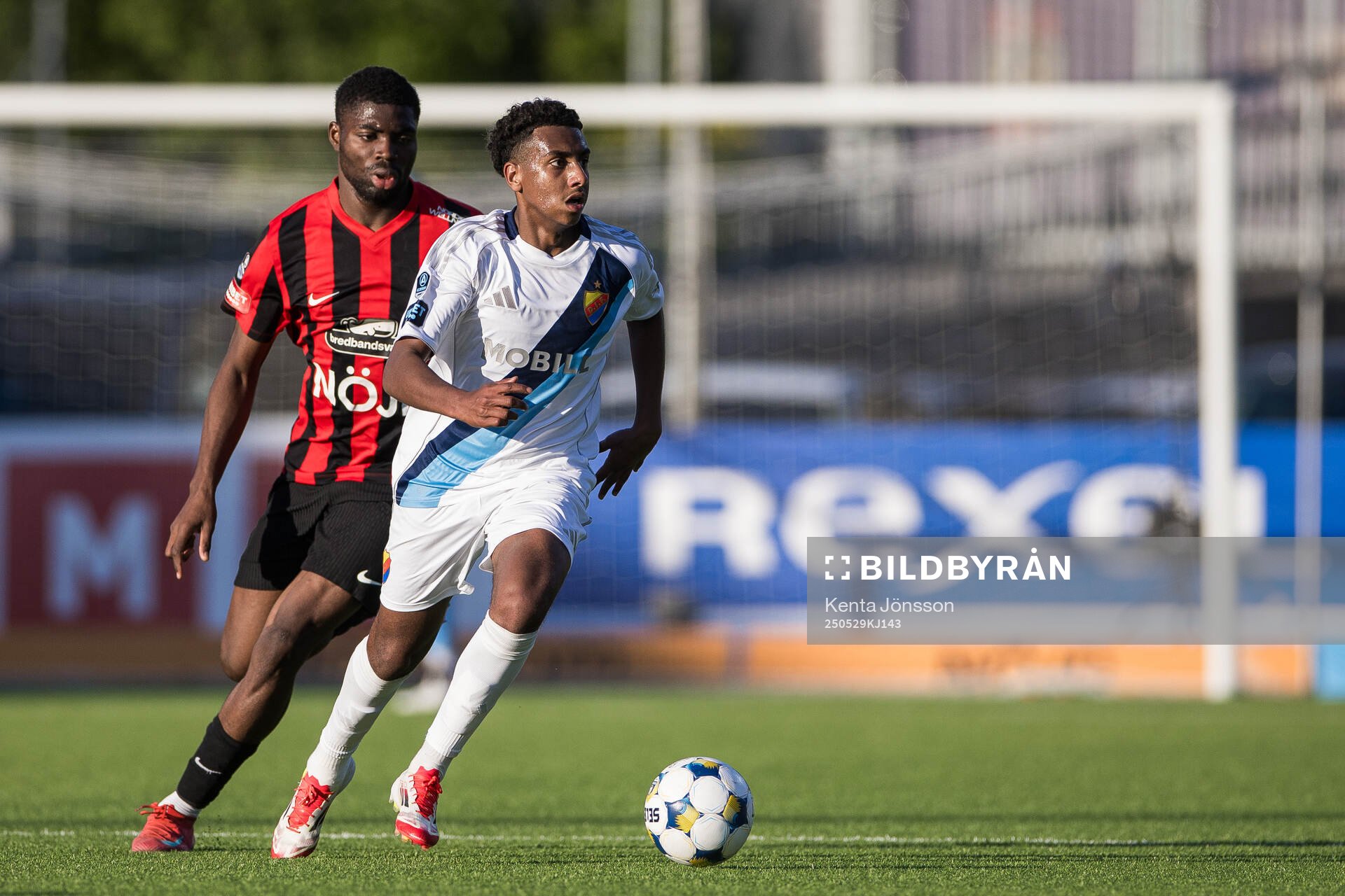 Brommapojkarnas Ezekiel Alladoh och Djurgårdens Isak Alemayehu Mulugeta under fotbollsmatchen i Allsvenskan mellan Brommapojkarna och Djurgården den 29 maj 2025 i Stockholm. 