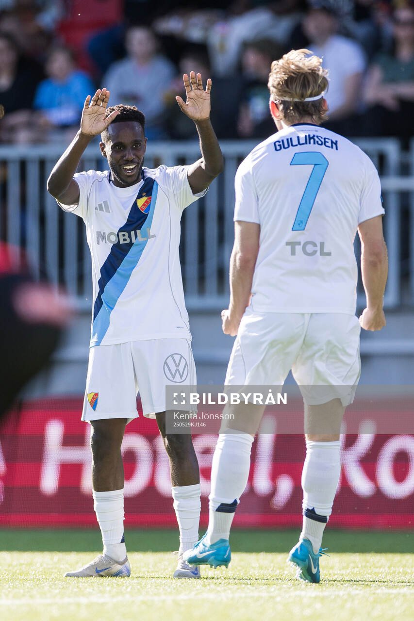 Djurgårdens Tokmac Nguen och Tobias Gulliksen jublar efter 0-1 under fotbollsmatchen i Allsvenskan mellan Brommapojkarna och Djurgården den 29 maj 2025 i Stockholm.