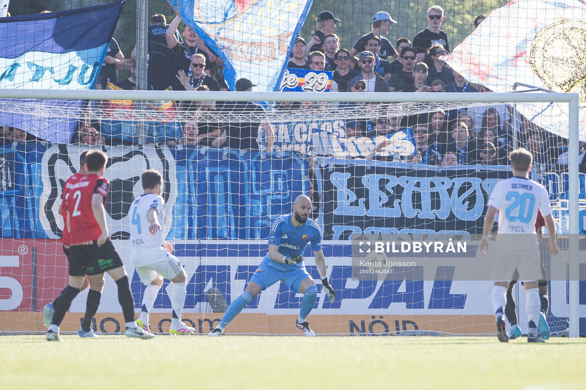 Djurgårdens målvakt Filip Manojlovic under fotbollsmatchen i Allsvenskan mellan Brommapojkarna och Djurgården den 29 maj 2025 i Stockholm.