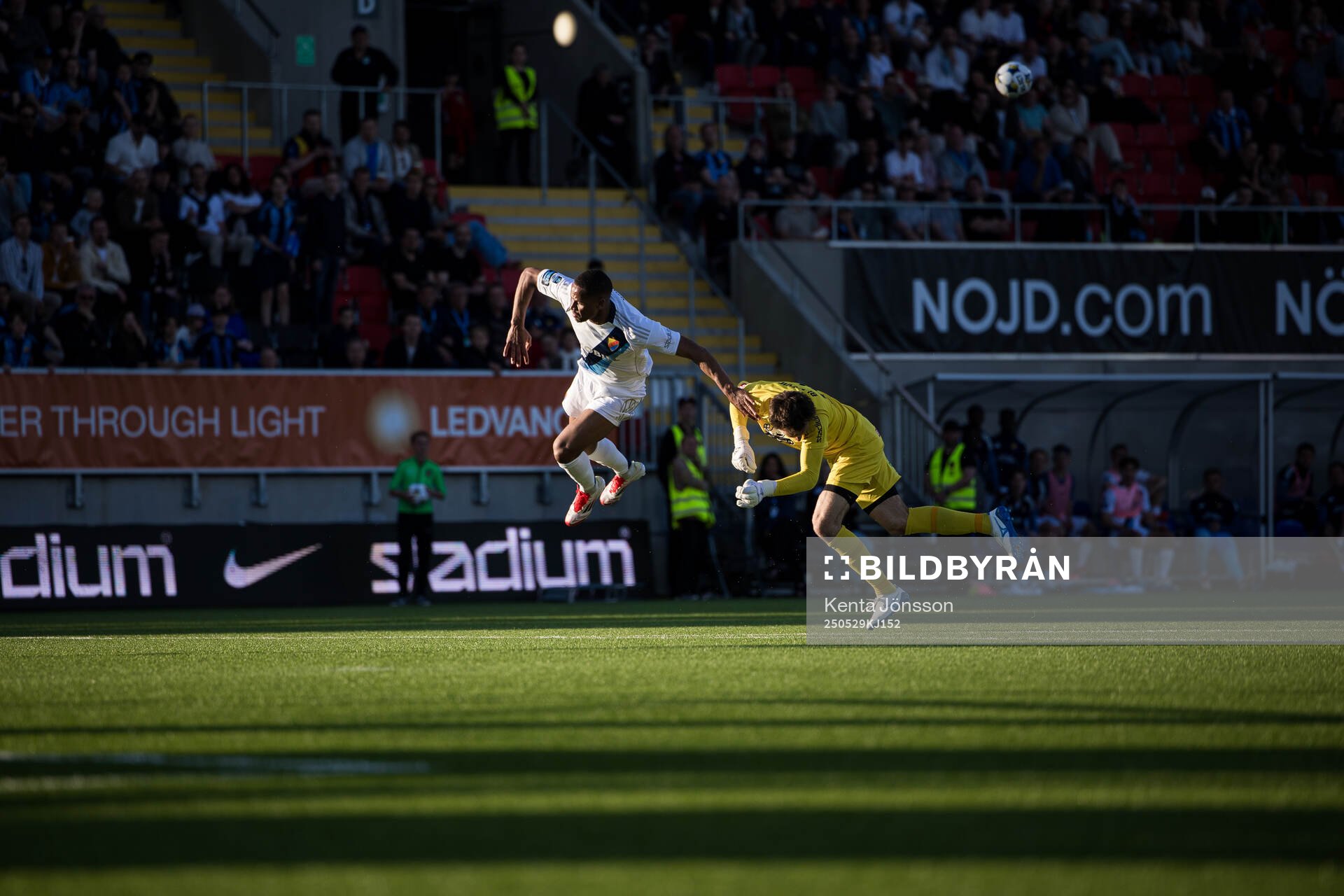Djurgårdens Zakaria Sawo och Brommapojkarnas målvakt Davor Blazevic under fotbollsmatchen i Allsvenskan mellan Brommapojkarna och Djurgården den 29 maj 2025 i Stockholm.