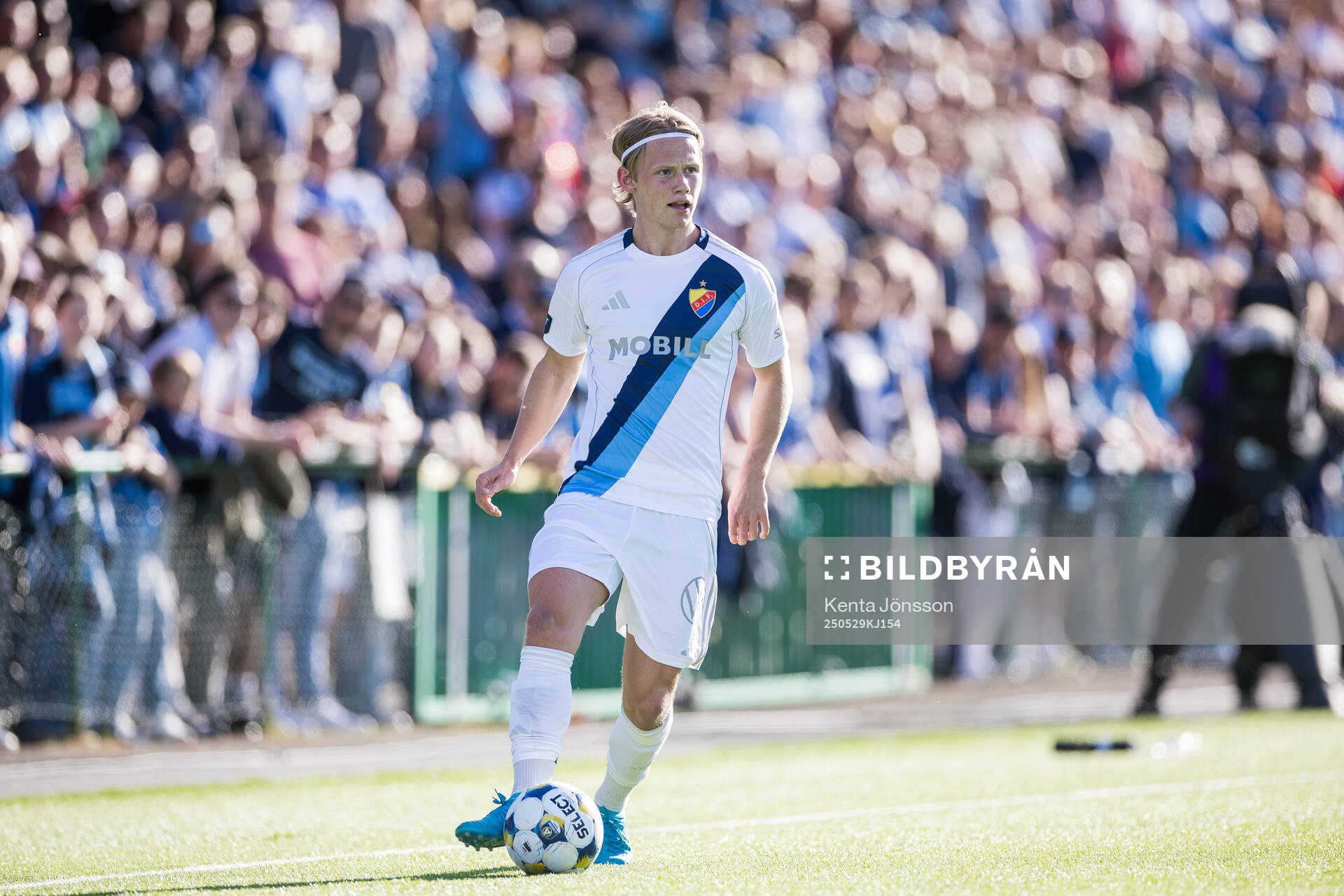 Djurgårdens Tobias Gulliksen under fotbollsmatchen i Allsvenskan mellan Brommapojkarna och Djurgården den 29 maj 2025 i Stockholm. 