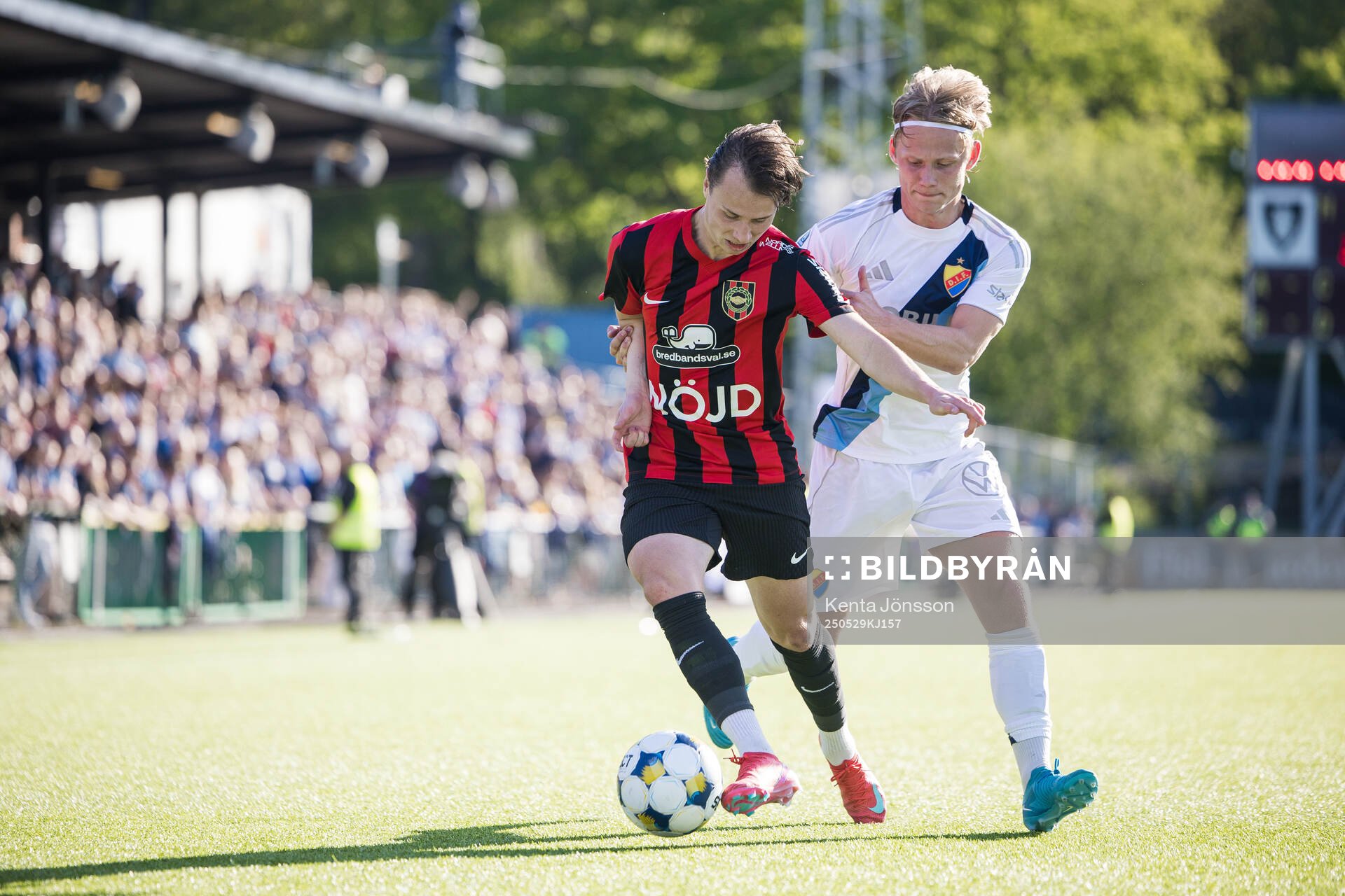 Brommapojkarnas Alex Timossi Andersson och Djurgårdens Tobias Gulliksen under fotbollsmatchen i Allsvenskan mellan Brommapojkarna och Djurgården den 29 maj 2025 i Stockholm.