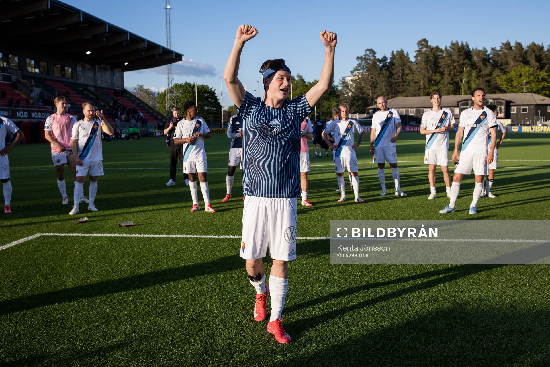 Djurgårdens Alexander Andersson jublar efter fotbollsmatchen i Allsvenskan mellan Brommapojkarna och Djurgården den 29 maj 2025 i Stockholm.