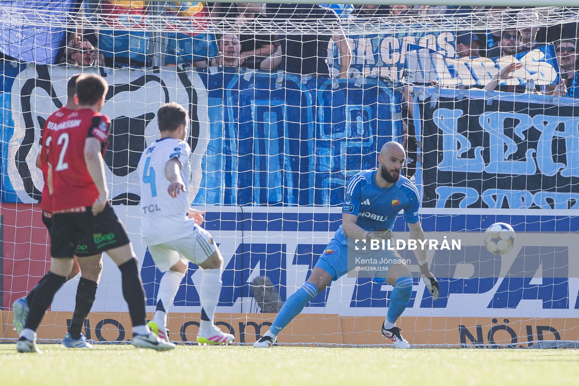 Djurgårdens målvakt Filip Manojlovic under fotbollsmatchen i Allsvenskan mellan Brommapojkarna och Djurgården den 29 maj 2025 i Stockholm.