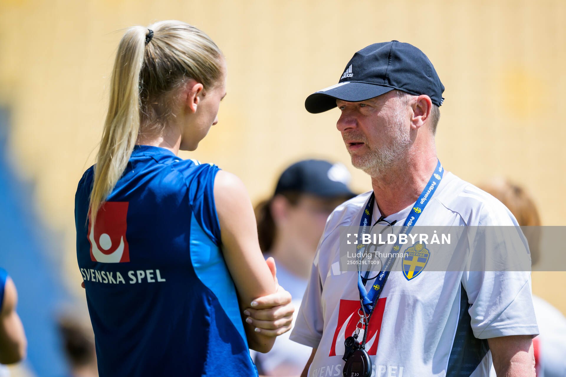 Sofia Jakobsson and head coach Peter Gerhardsson of the Swedish women’s national football team ahead of a training session on May 29, 2025 in Parma. 