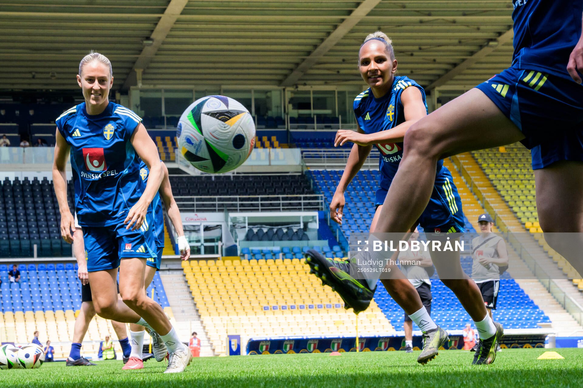 Emma Kullberg and Madelen Janogy of the Swedish women’s national football team during a training session on May 29, 2025 in Parma. 