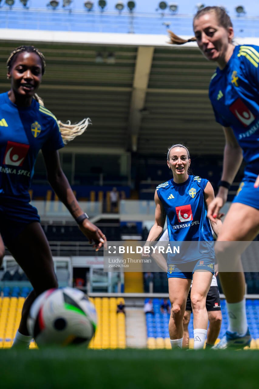 Evelyn Ijeh, Kosovare Asllani and Linda Sembrant of the Swedish women’s national football team during a training session on May 29, 2025 in Parma. 