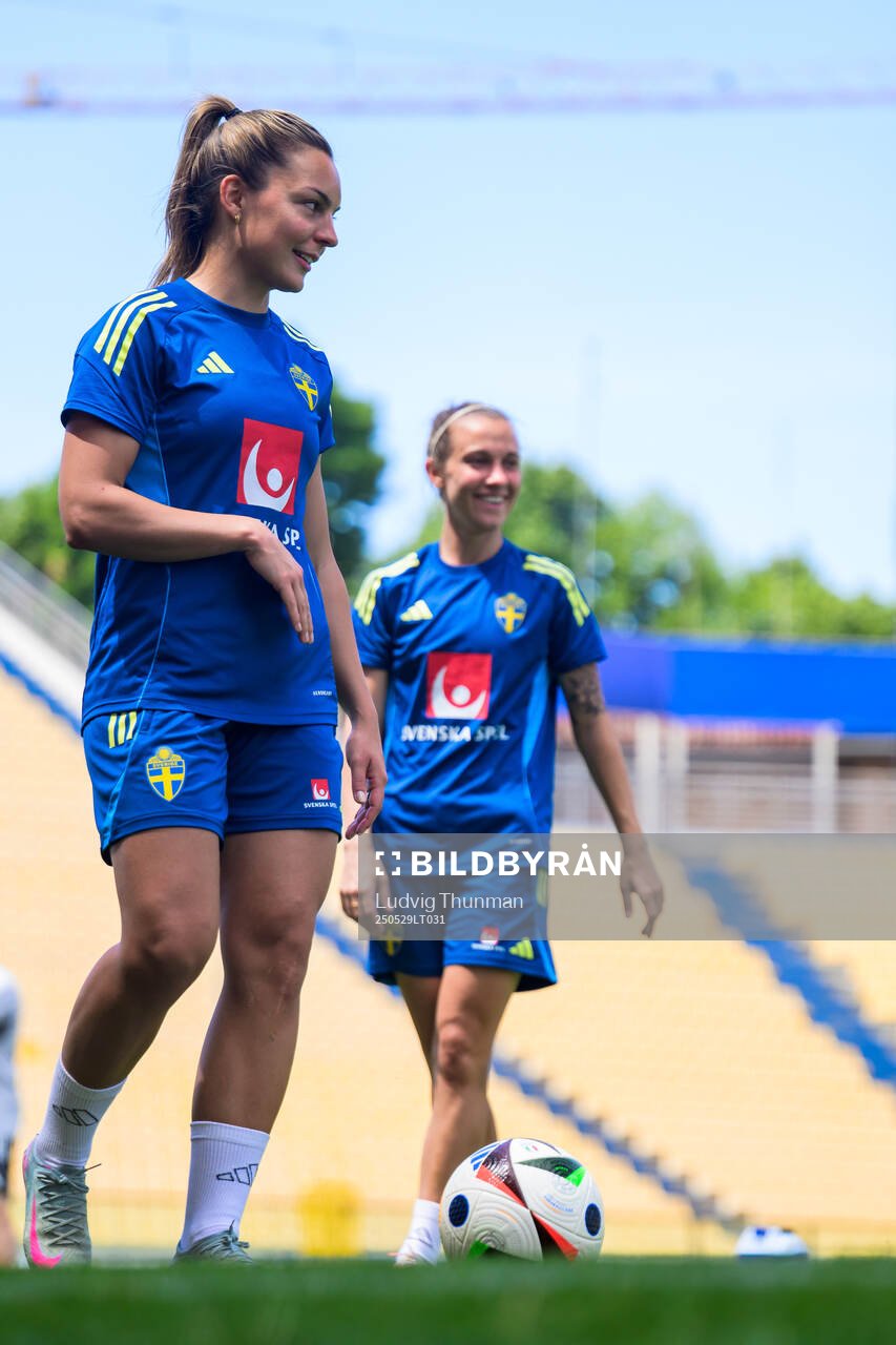 Johanna Rytting Kaneryd and Julia Zigiotti Olme of the Swedish women’s national football team during a training session on May 29, 2025 in Parma. 