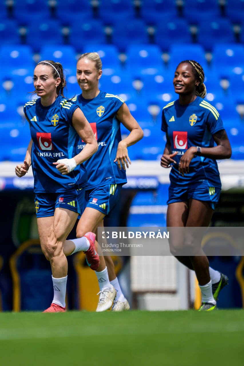 Kosovare Asllani, Emma Kullberg and Evelyn Ijeh of the Swedish women’s national football team during a training session on May 29, 2025 in Parma. 