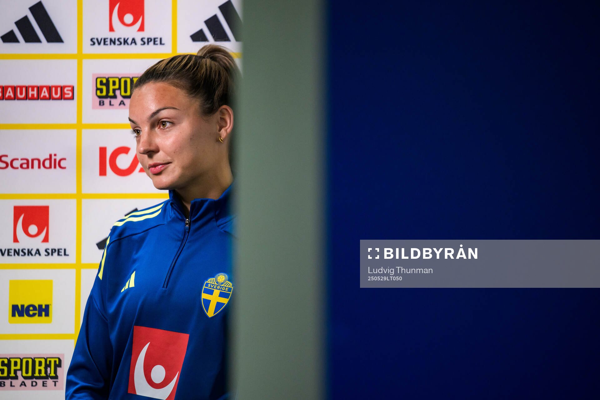 Johanna Rytting Kaneryd of the Swedish women’s national football team is interviewed by the media after a training session on May 29, 2025 in Parma. 