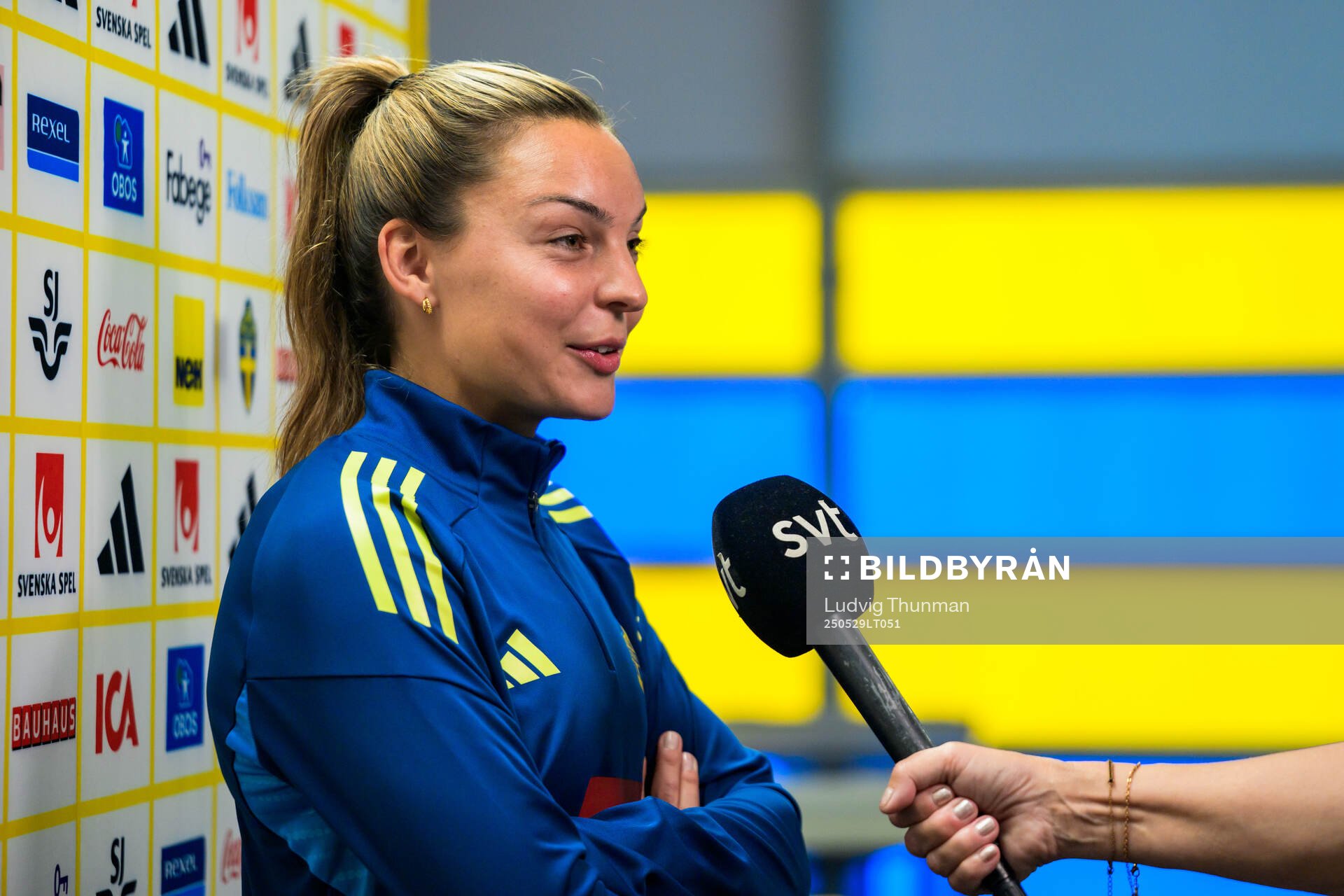 Johanna Rytting Kaneryd of the Swedish women’s national football team is interviewed by the media after a training session on May 29, 2025 in Parma. 