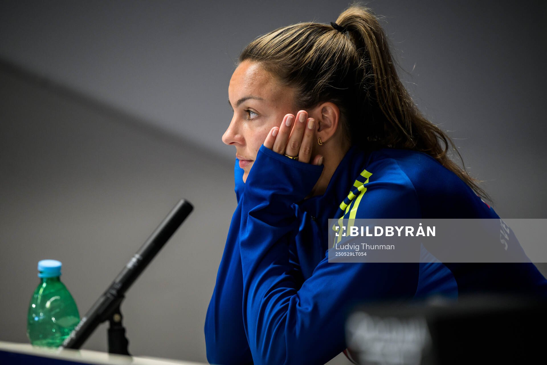 Johanna Rytting Kaneryd of the Swedish women’s national football team is interviewed by the media after a training session on May 29, 2025 in Parma. 