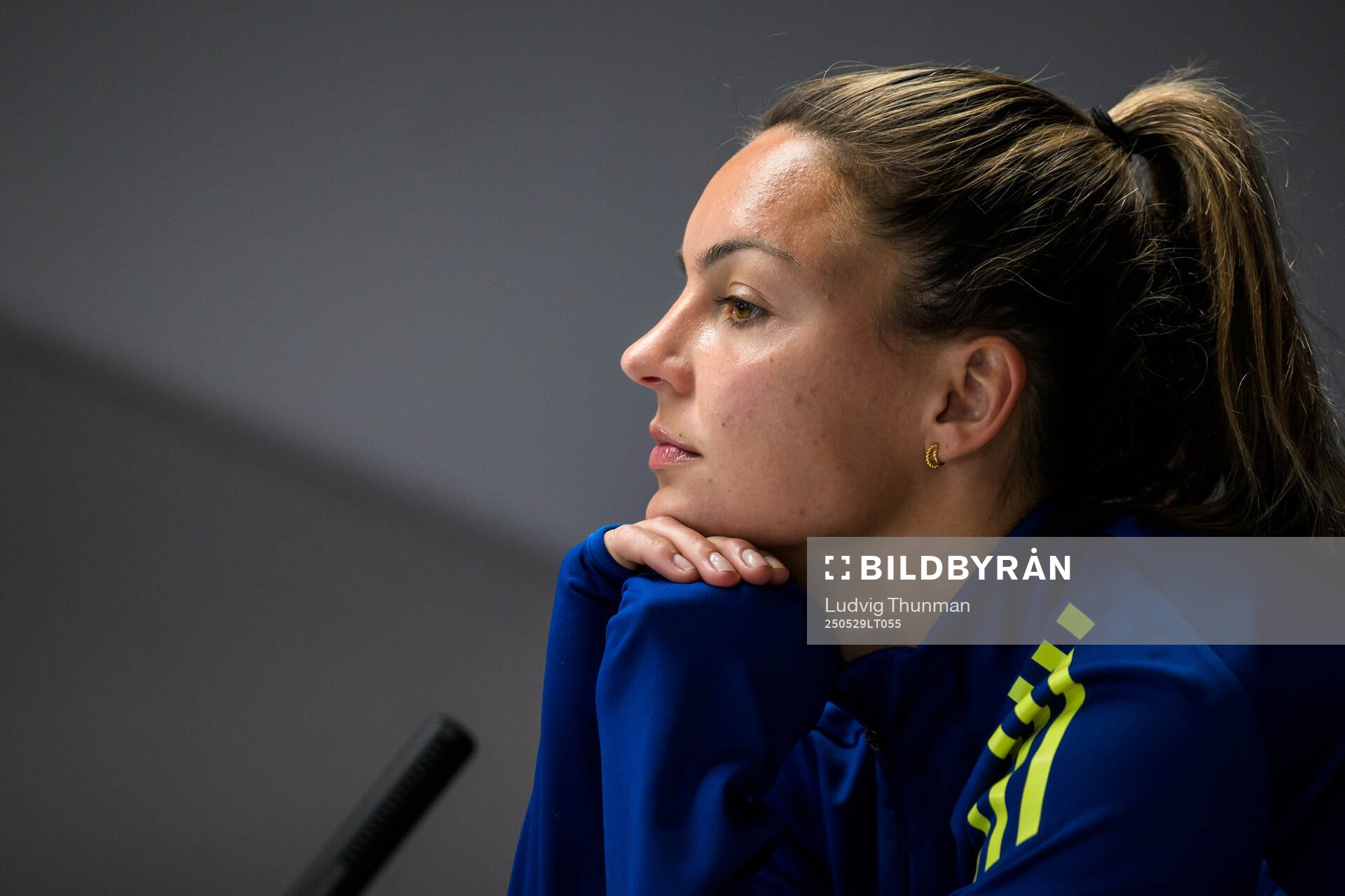 Johanna Rytting Kaneryd of the Swedish women’s national football team is interviewed by the media after a training session on May 29, 2025 in Parma. 