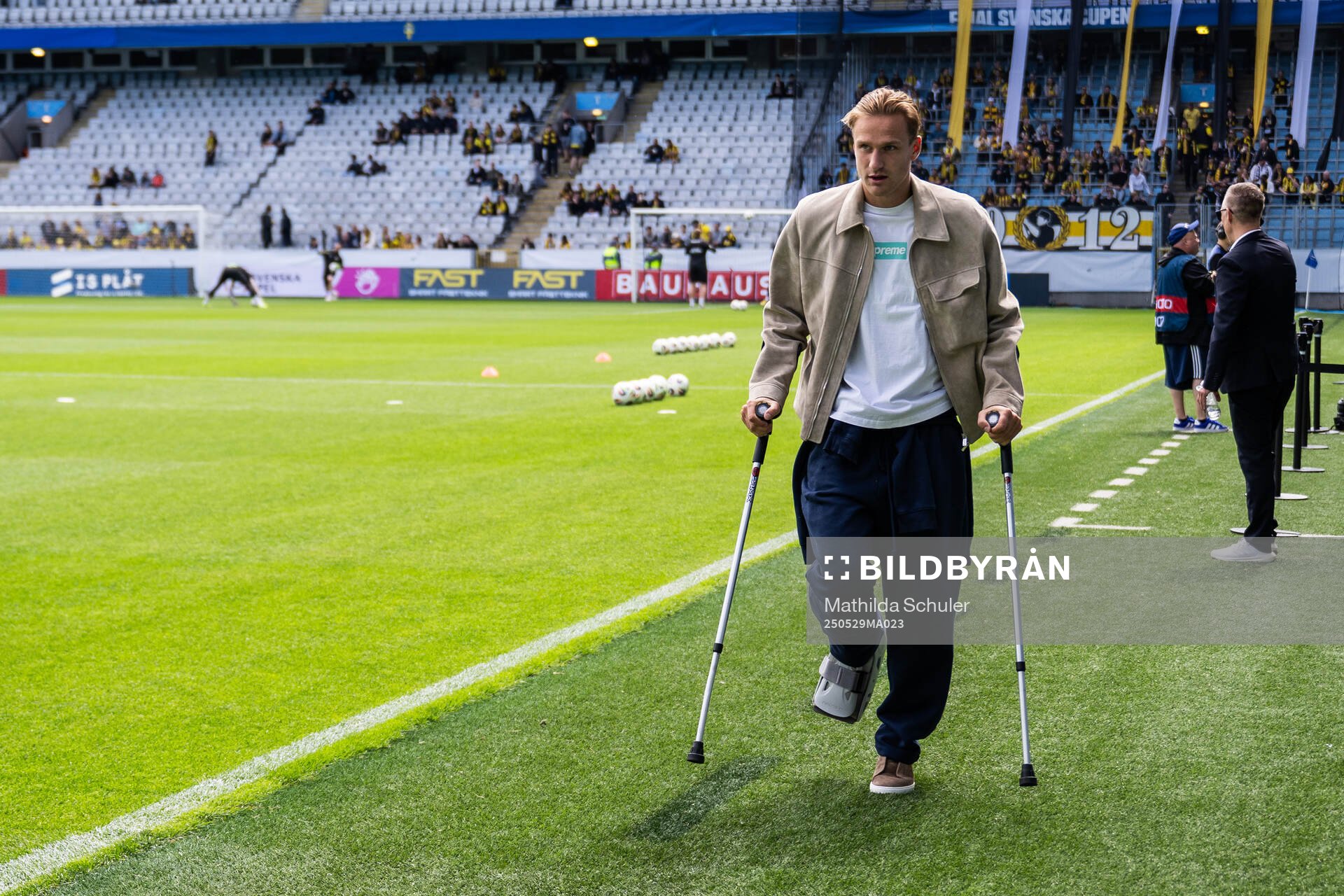Malmö FFs Erik Botheim med kryckor inför finalen i Svenska Cupen mellan Malmö FF och Häcken den 29 maj 2025 i Malmö. 