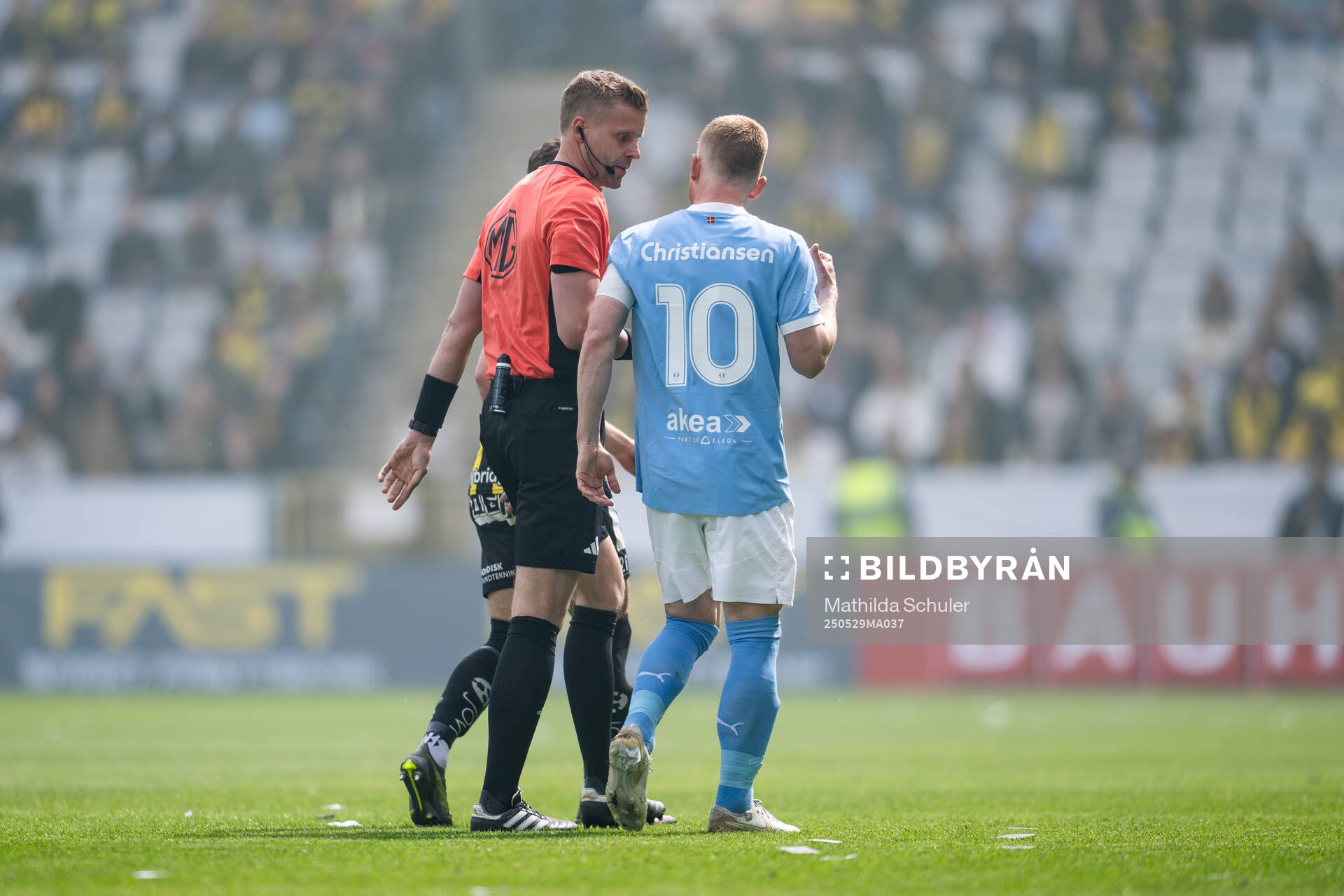 Domare Glenn Nyberg pausar matchen och diskuterar med Malmö FFs Anders Christiansen under finalen i Svenska Cupen mellan Malmö FF och Häcken den 29 maj 2025 i Malmö.