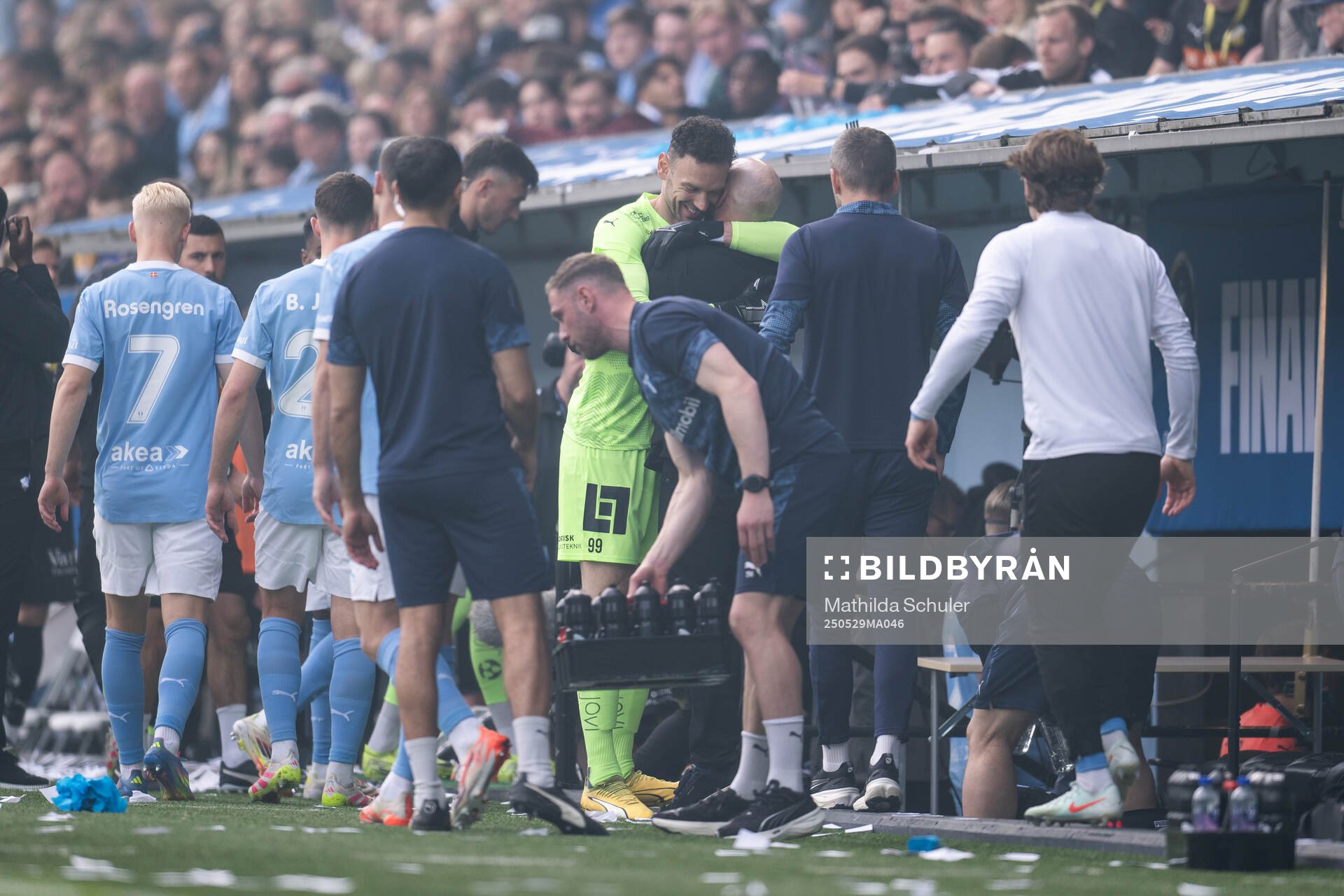 Häckens målvakt Etrit Berisha kramar Malmö FFs tränare Henrik Rydström när matchen pausats under finalen i Svenska Cupen mellan Malmö FF och Häcken den 29 maj 2025 i Malmö.