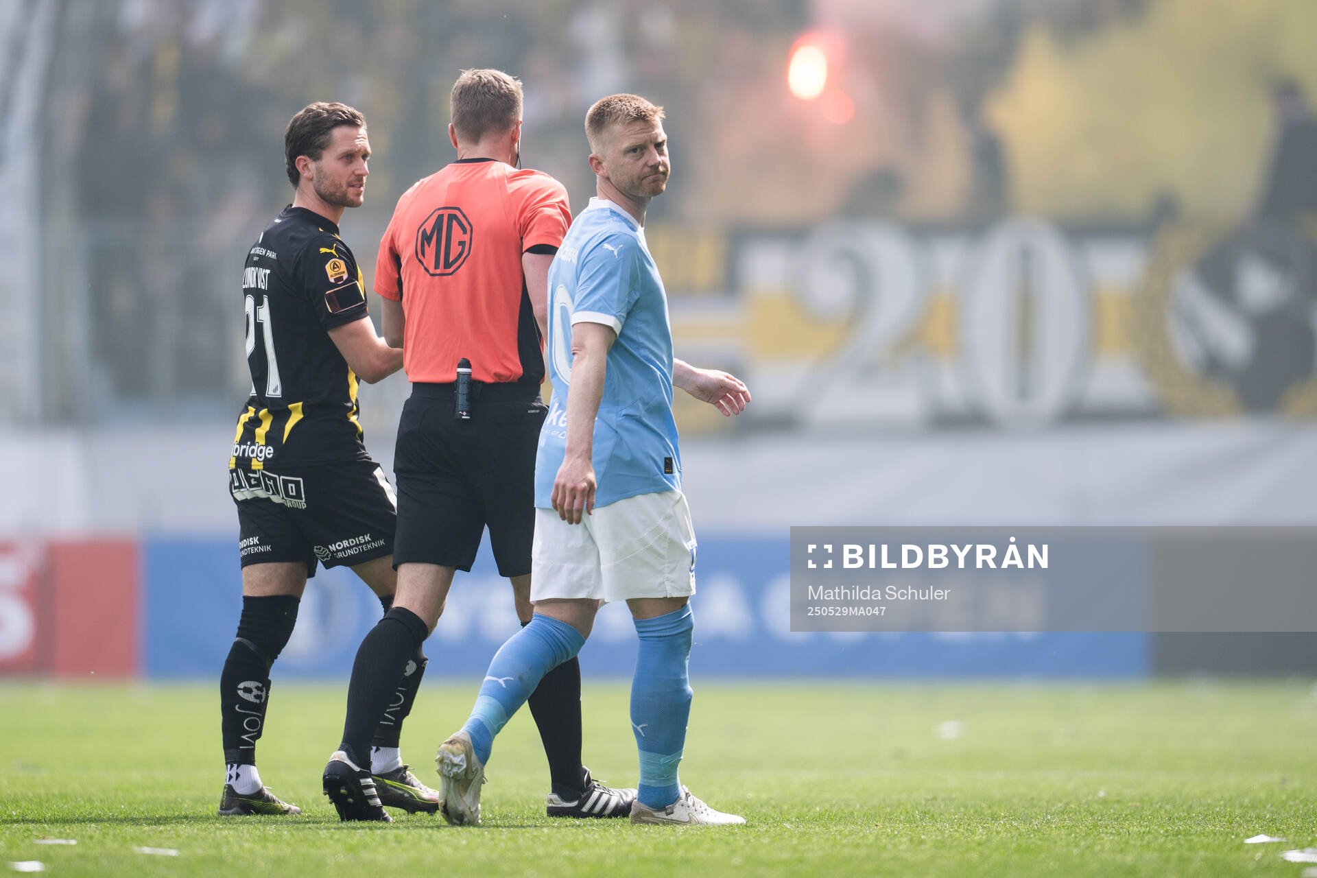 Häckens Adam Lundkvist och Malmö FFs Anders Christiansen med Domare Glenn Nyberg när matchen pausats under finalen i Svenska Cupen mellan Malmö FF och Häcken den 29 maj 2025 i Malmö.