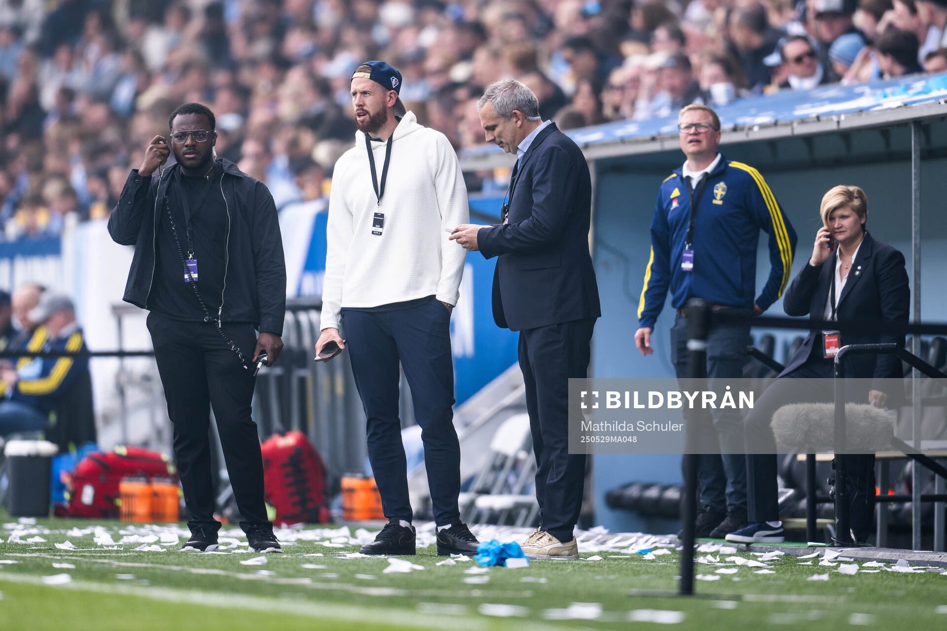 Malmö FFs Pontus Jansson i samband med att matchen pausats