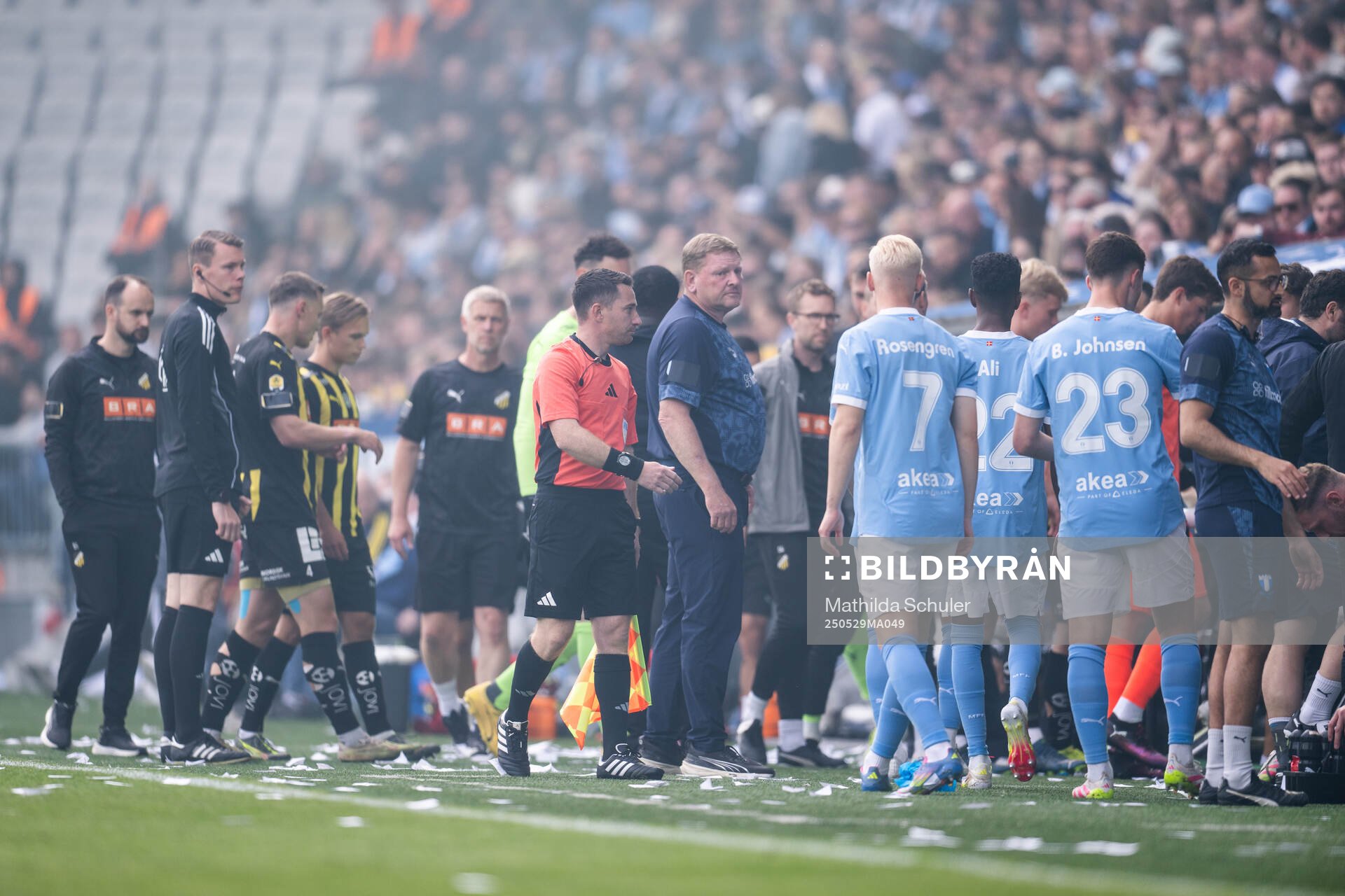 Assisterande domare Mahbod Beigi när matchen pausats under finalen i Svenska Cupen mellan Malmö FF och Häcken den 29 maj 2025 i Malmö.