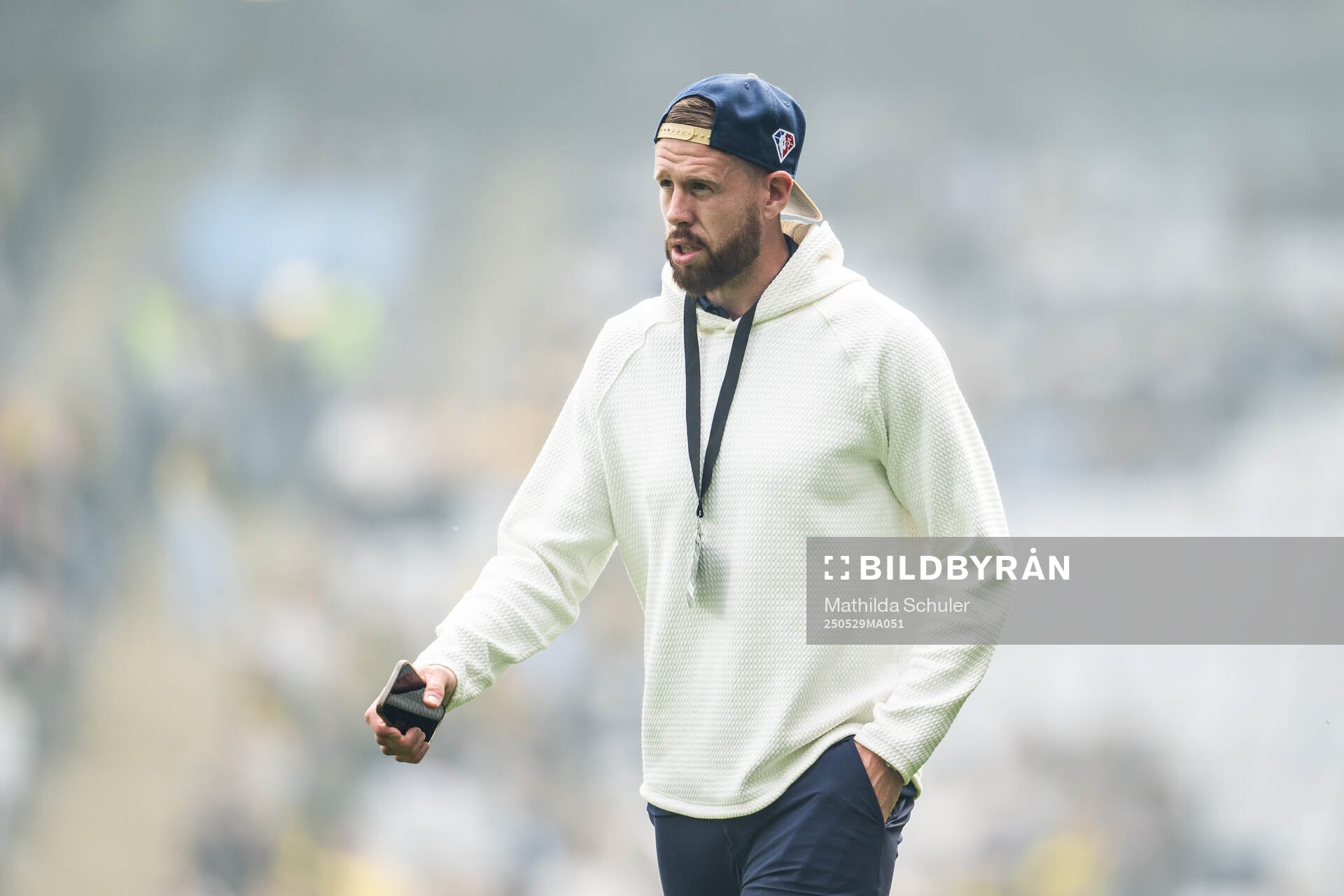 Malmö FFs Pontus Jansson då matchen pausats under finalen i Svenska Cupen mellan Malmö FF och Häcken den 29 maj 2025 i Malmö. 