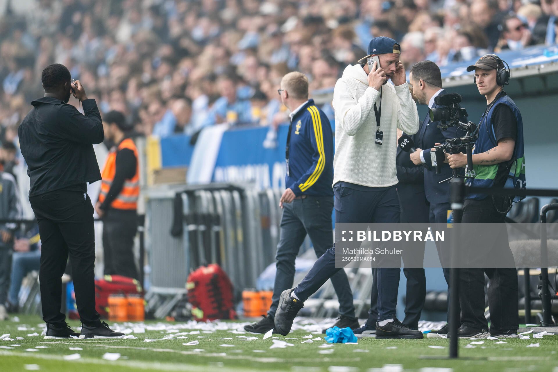 Malmö FFs Pontus Jansson pratar i telefon då matchen pausats under finalen i Svenska Cupen mellan Malmö FF och Häcken den 29 maj 2025 i Malmö.