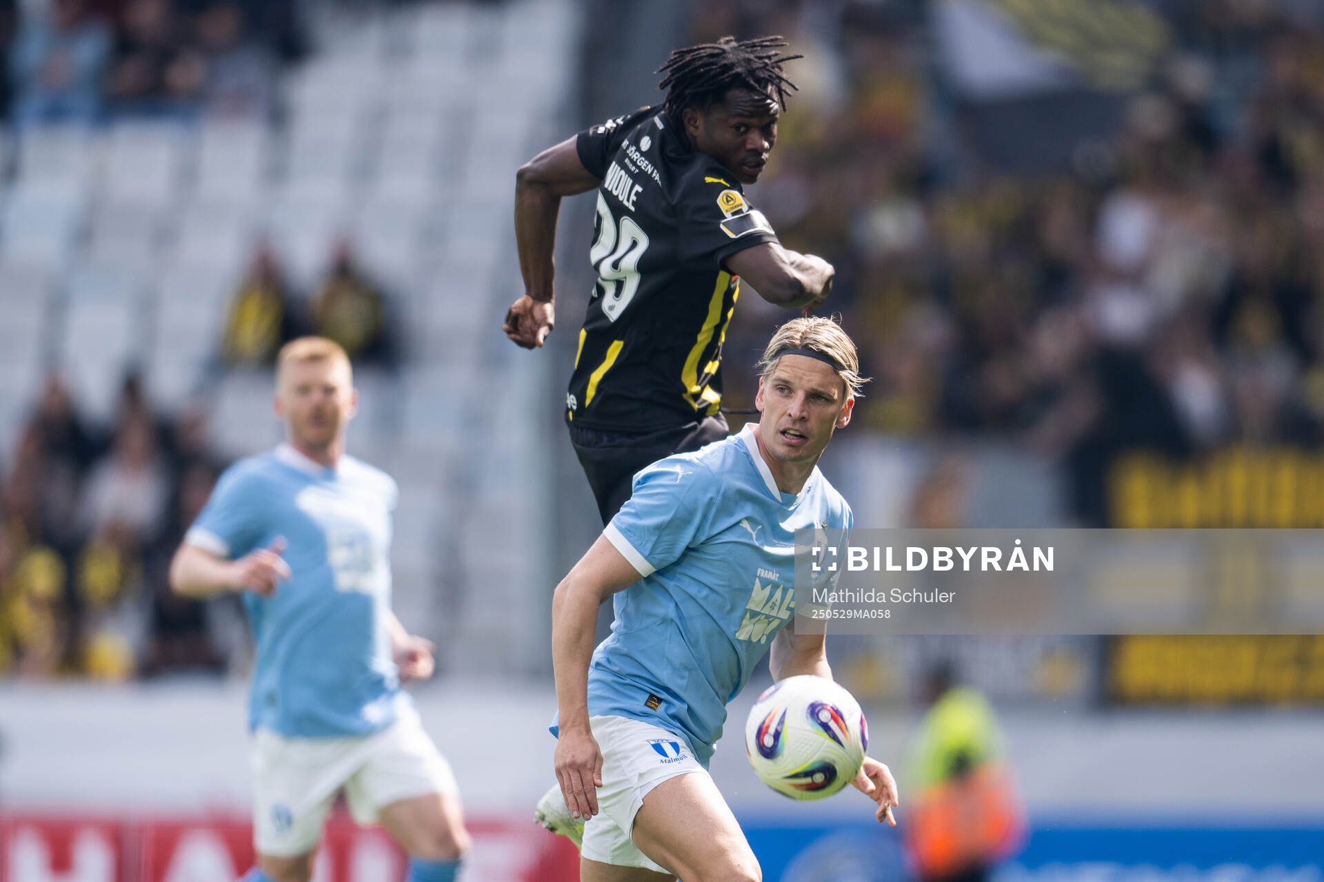 Häckens Severin Nioule och Malmö FFs Jens Stryger Larsen under finalen i Svenska Cupen mellan Malmö FF och Häcken den 29 maj 2025 i Malmö.