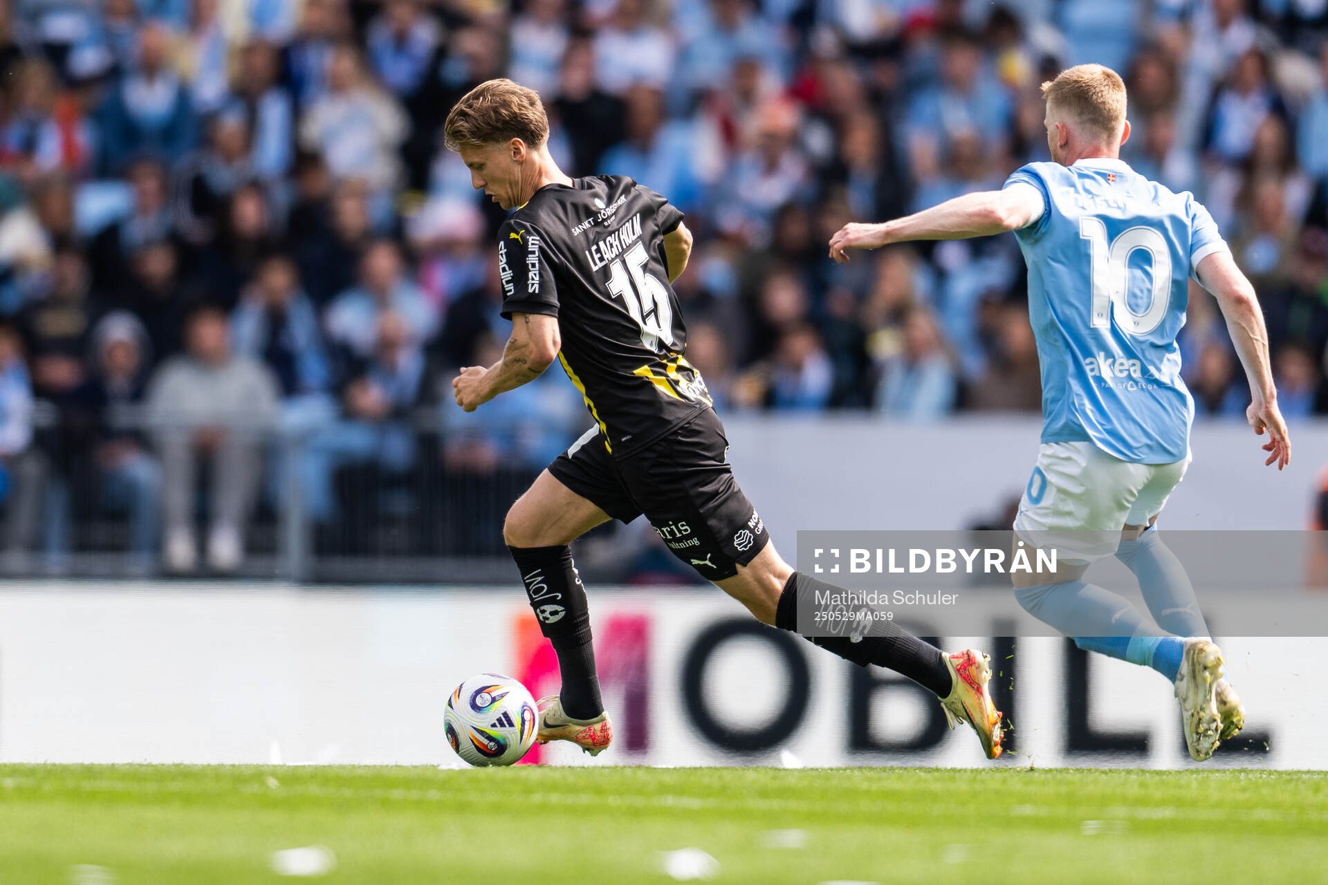 Häckens Samuel Leach Holm och Malmö FFs Anders Christiansen under finalen i Svenska Cupen mellan Malmö FF och Häcken den 29 maj 2025 i Malmö.