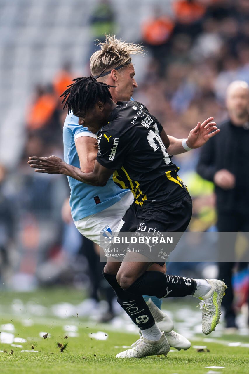 Malmö FFs Jens Stryger Larsen och Häckens Severin Nioule under finalen i Svenska Cupen mellan Malmö FF och Häcken den 29 maj 2025 i Malmö.