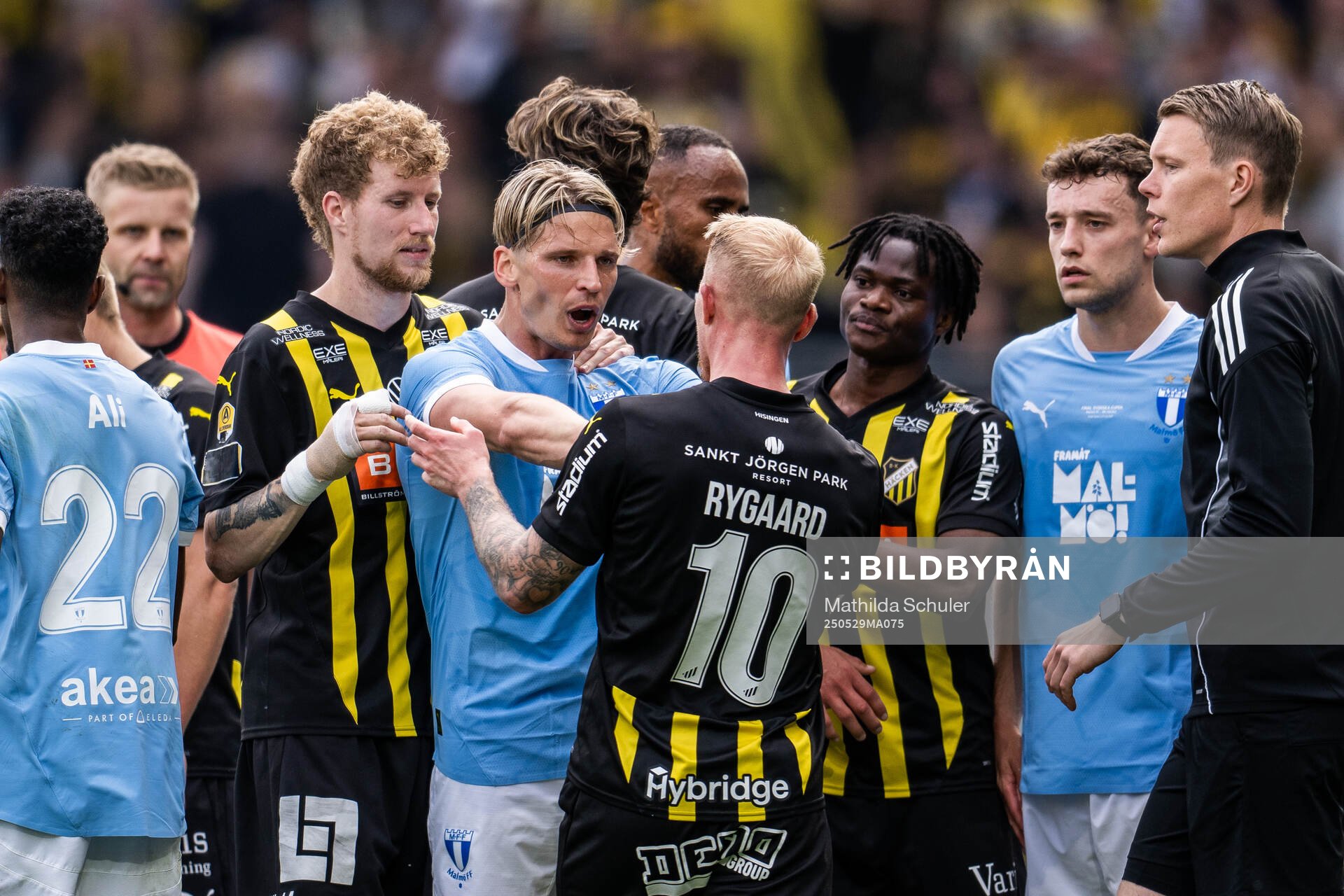 Irriterat mellan Malmö FFs Jens Stryger Larsen och Häckens Mikkel Rygaard Jensen under finalen i Svenska Cupen mellan Malmö FF och Häcken den 29 maj 2025 i Malmö.