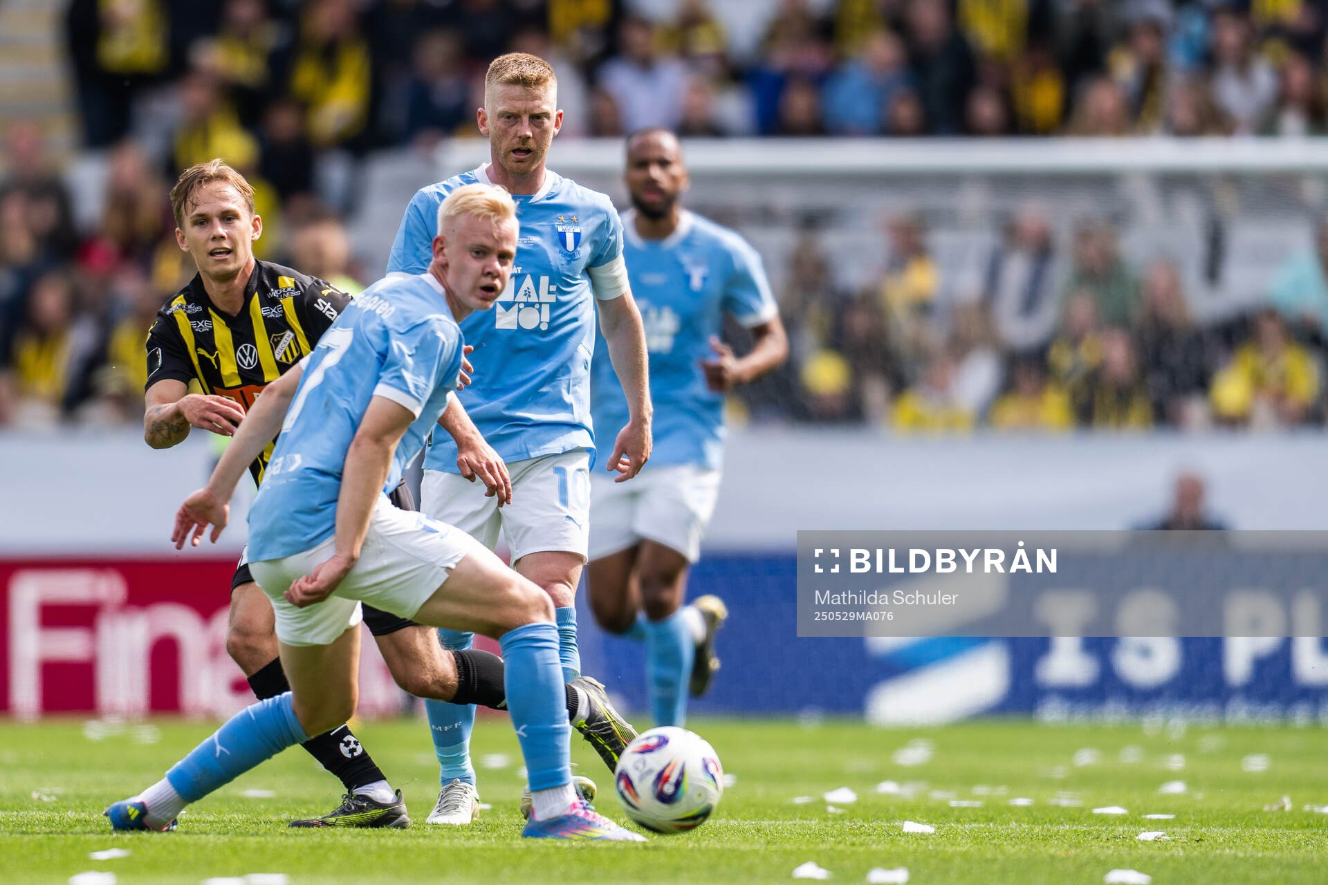 Häckens Samuel Leach Holm i kamp med Malmö FFs Otto Rosengren och Anders Christiansen under finalen i Svenska Cupen mellan Malmö FF och Häcken den 29 maj 2025 i Malmö.