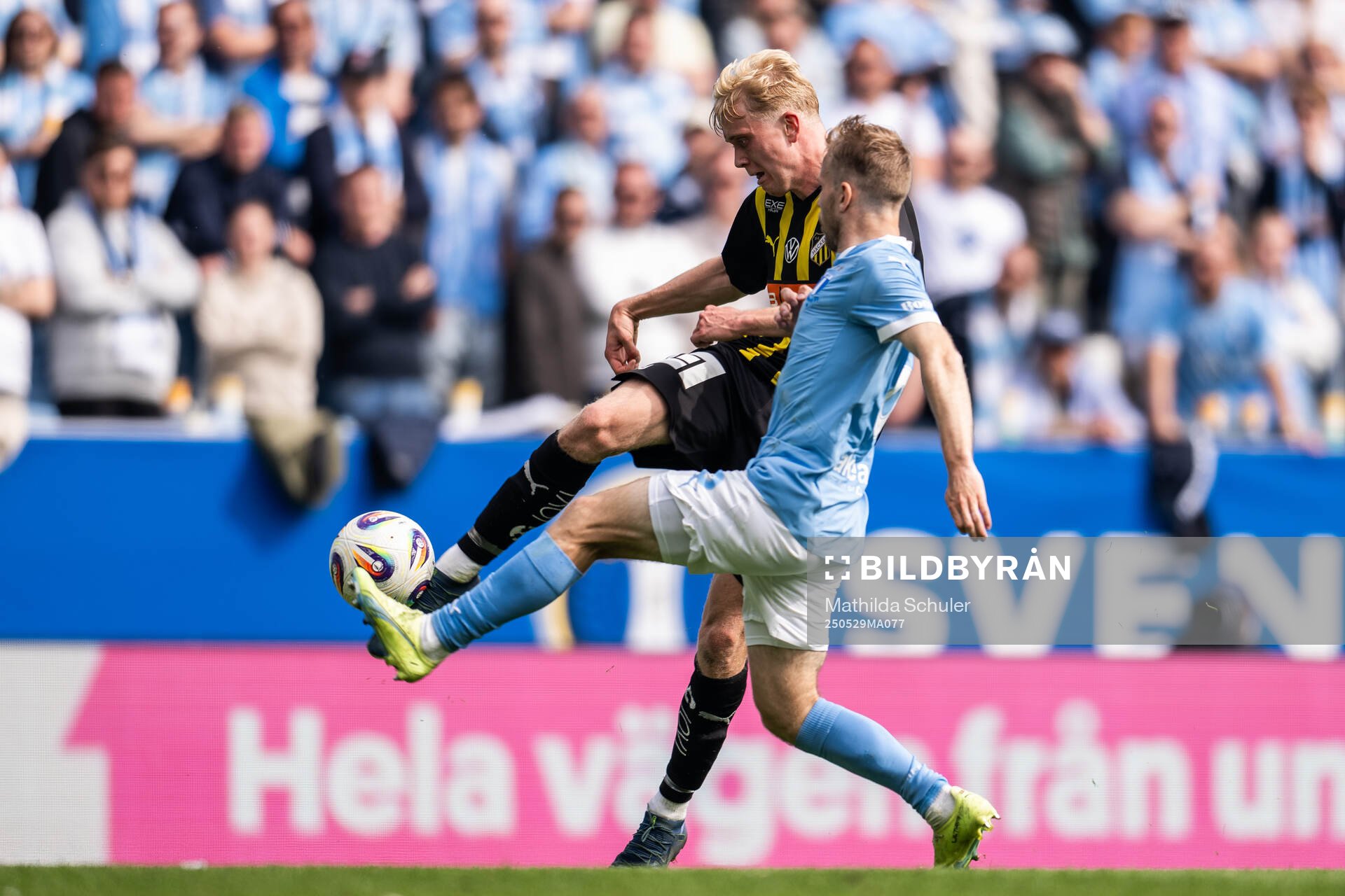 Häckens Isak Brusberg och Malmö FFs Oscar Lewicki under finalen i Svenska Cupen mellan Malmö FF och Häcken den 29 maj 2025 i Malmö.