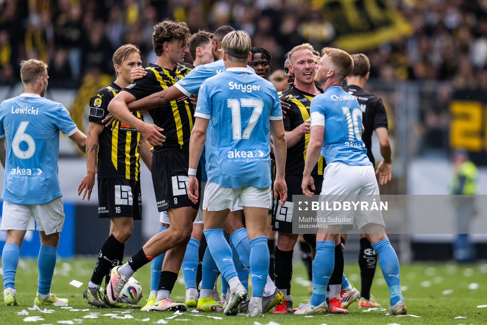 Irriterat mellan Häckens Silas Andersen och Mikkel Rygaard Jensen och Malmö FFs Jens Stryger Larsen samt Anders Christiansen under finalen i Svenska Cupen mellan Malmö FF och Häcken den 29 maj 2025 i Malmö.