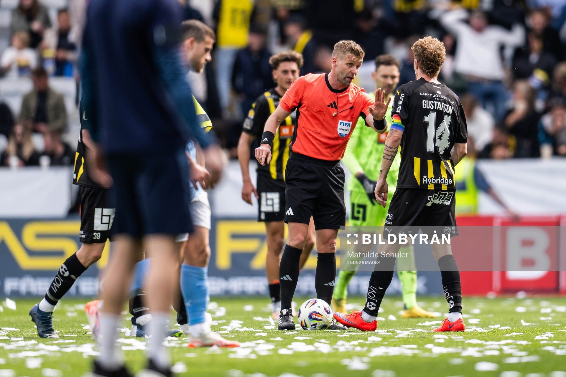 Domare Glenn Nyberg i diskussion med Häckens Simon Gustafson under finalen i Svenska Cupen mellan Malmö FF och Häcken den 29 maj 2025 i Malmö.