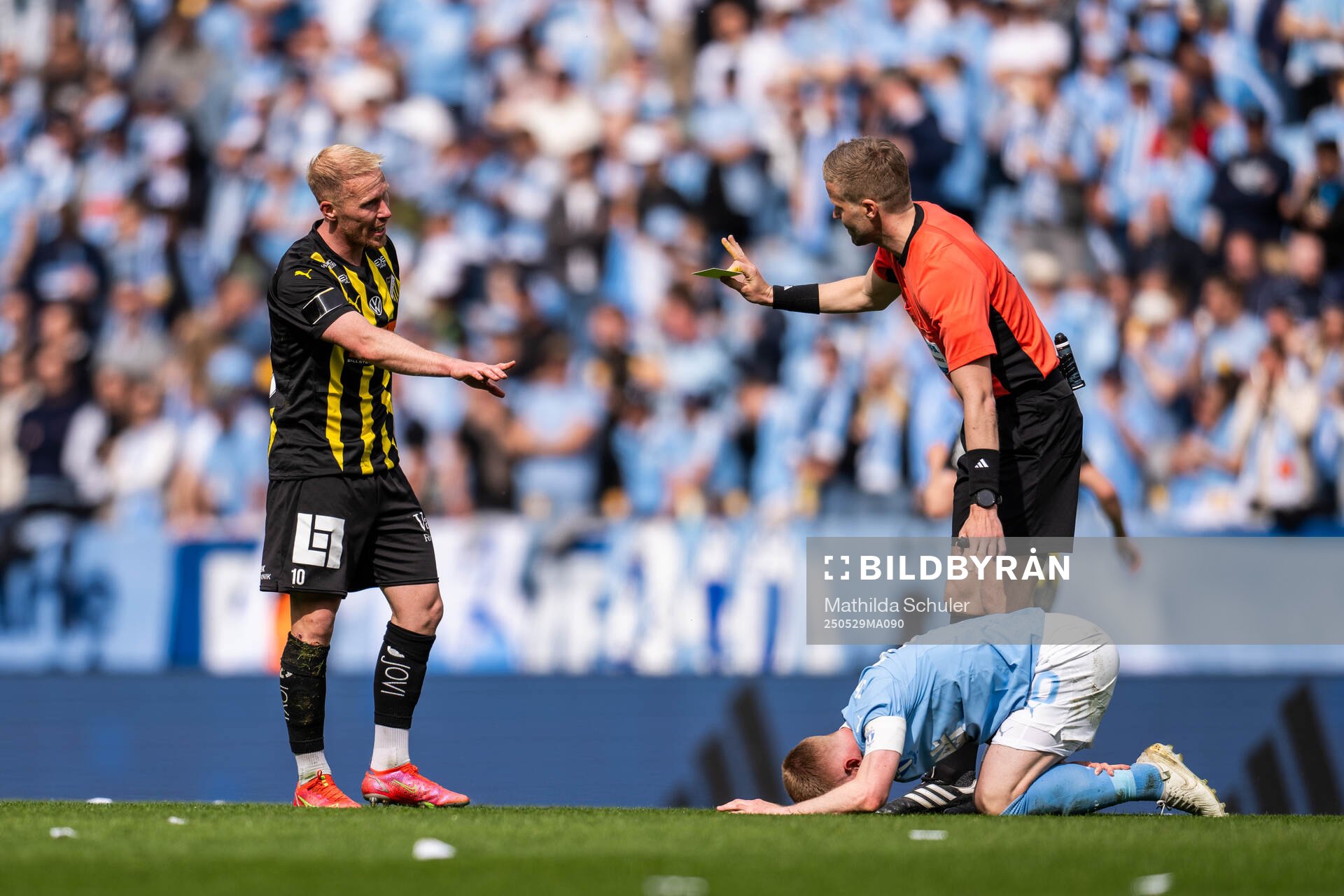 Häckens Mikkel Rygaard Jensen varnas av domare Glenn Nyberg under finalen i Svenska Cupen mellan Malmö FF och Häcken den 29 maj 2025 i Malmö.