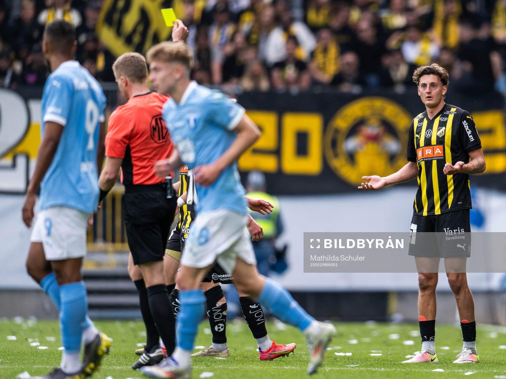 Häckens Silas Andersen varnas av domare Glenn Nyberg under finalen i Svenska Cupen mellan Malmö FF och Häcken den 29 maj 2025 i Malmö.