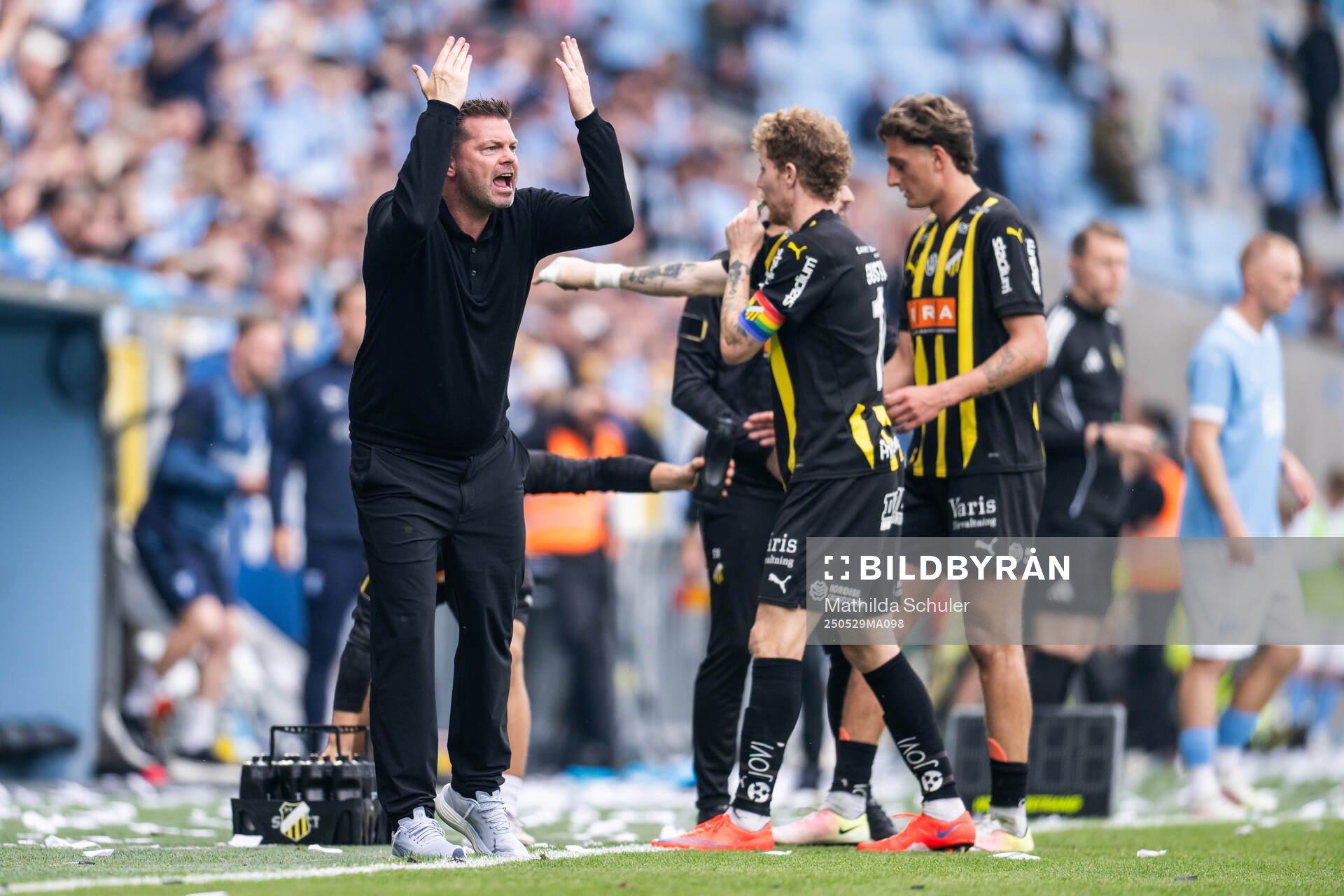Häckens tränare Jens Gustafsson reagerar framför Simon Gustafson och Silas Andersen under finalen i Svenska Cupen mellan Malmö FF och Häcken den 29 maj 2025 i Malmö.