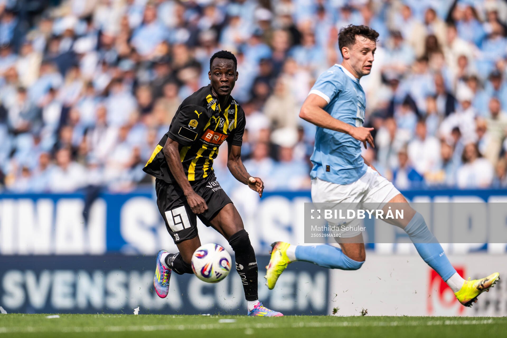 Häckens John Paul Dembe och Malmö FFs Colin Rösler under finalen i Svenska Cupen mellan Malmö FF och Häcken den 29 maj 2025 i Malmö.