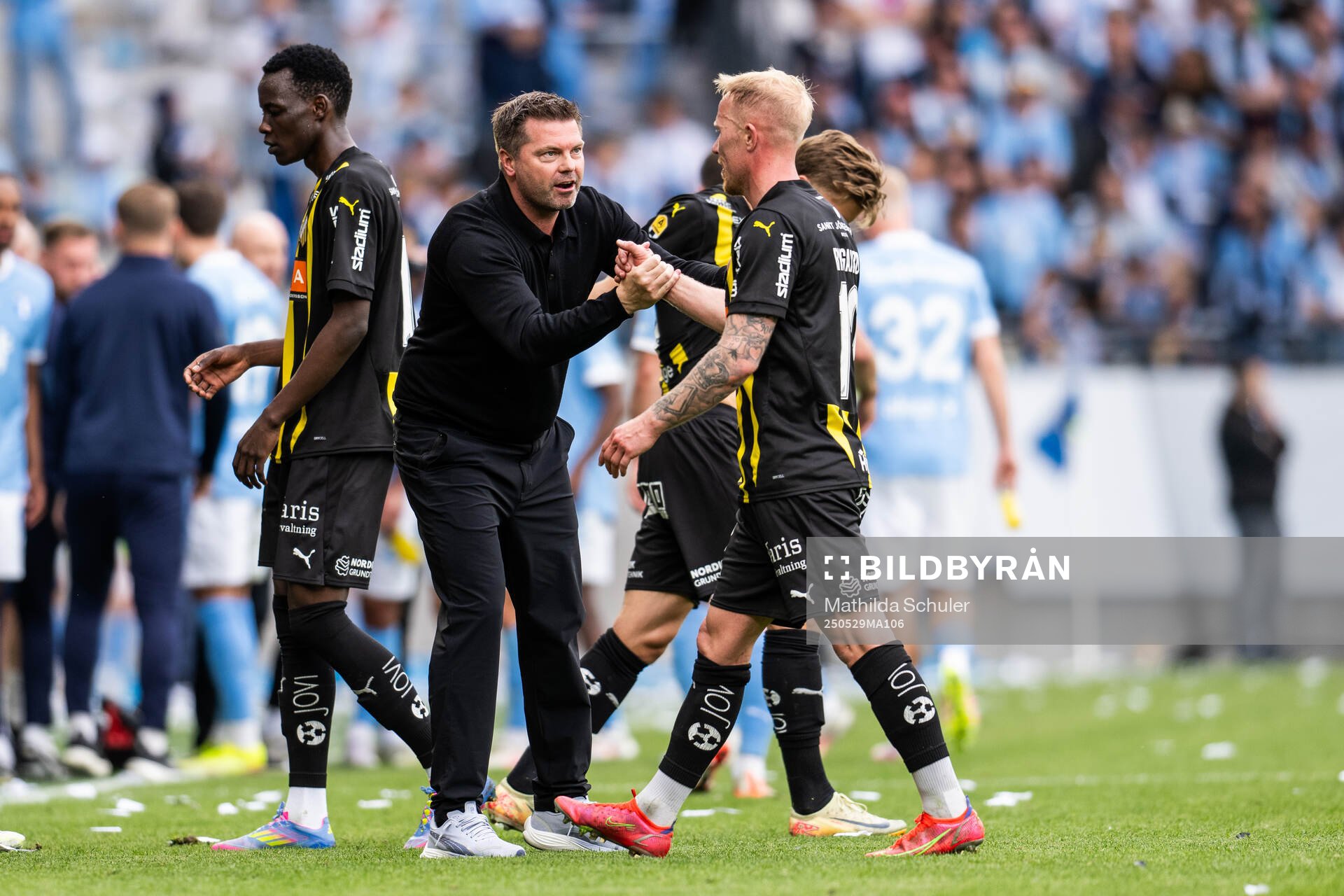 Häckens tränare Jens Gustafsson och Mikkel Rygaard Jensen under finalen i Svenska Cupen mellan Malmö FF och Häcken den 29 maj 2025 i Malmö.