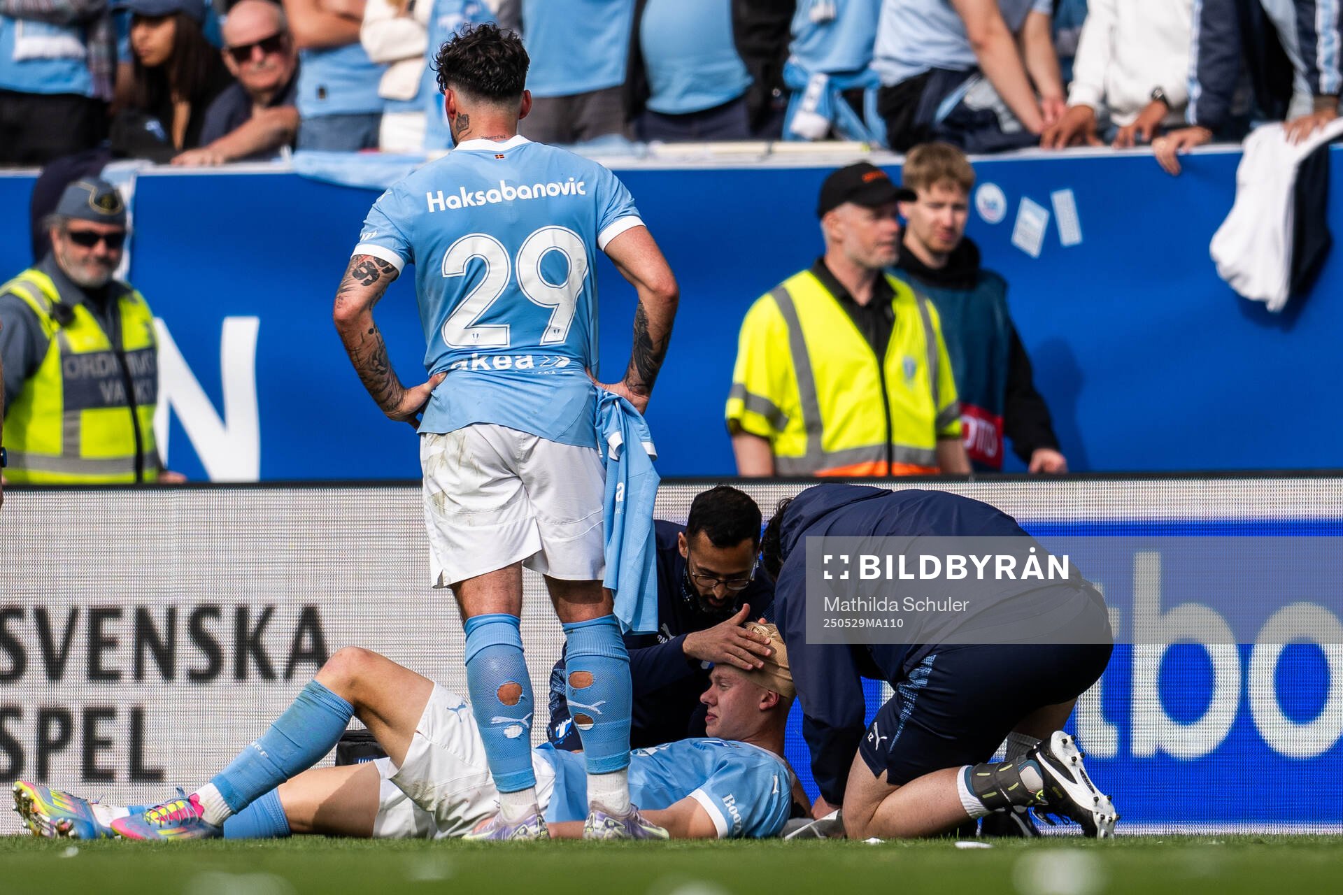 Malmö FFs Otto Rosengren får vård då han blöder från bakhuvudet under finalen i Svenska Cupen mellan Malmö FF och Häcken den 29 maj 2025 i Malmö.