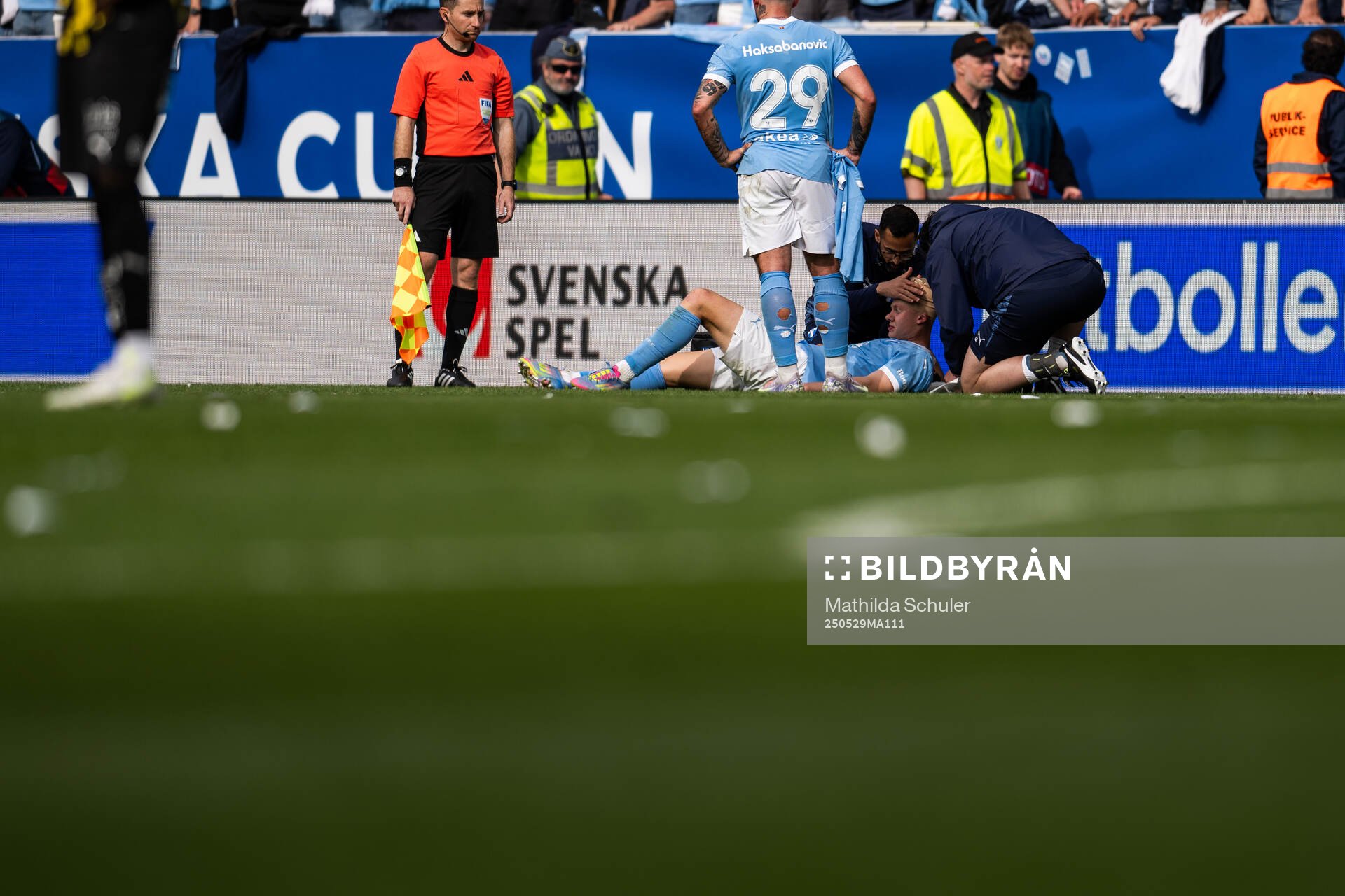 Malmö FFs Otto Rosengren får vård då han blöder från bakhuvudet under finalen i Svenska Cupen mellan Malmö FF och Häcken den 29 maj 2025 i Malmö.
