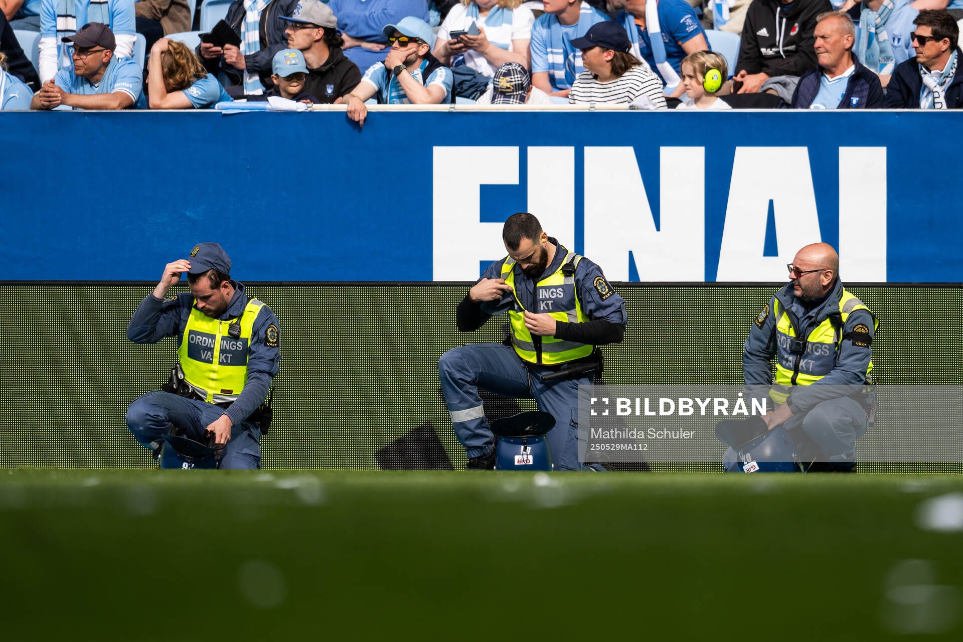 Ordningsvakter positionerar sig längs sidlinjen under finalen i Svenska Cupen mellan Malmö FF och Häcken den 29 maj 2025 i Malmö.
