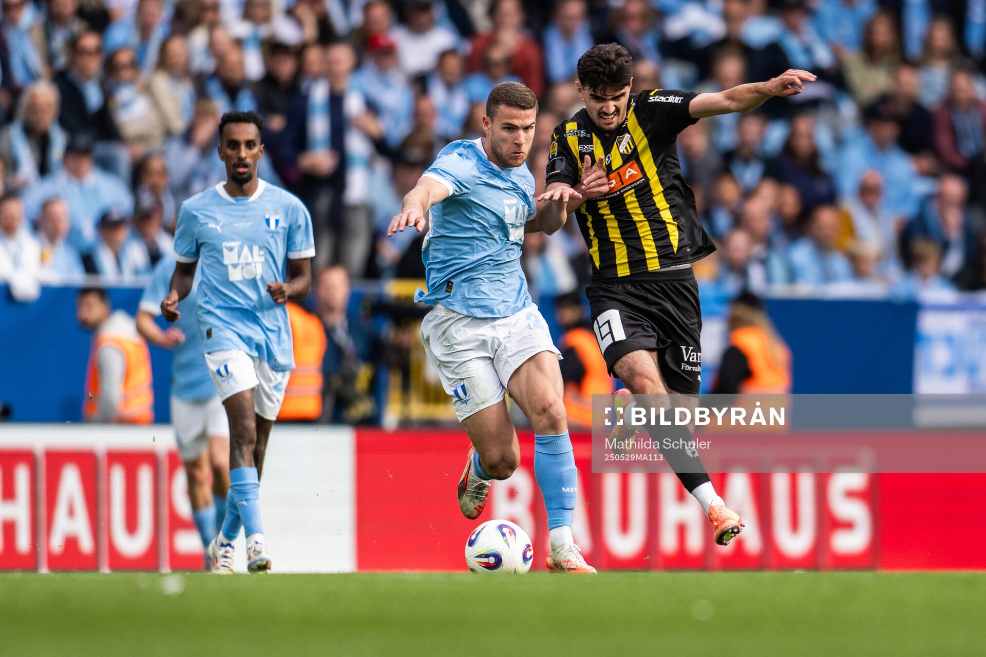 Malmö FFs Gabriel Busanello och Häckens Nikola Mitrovic under finalen i Svenska Cupen mellan Malmö FF och Häcken den 29 maj 2025 i Malmö.