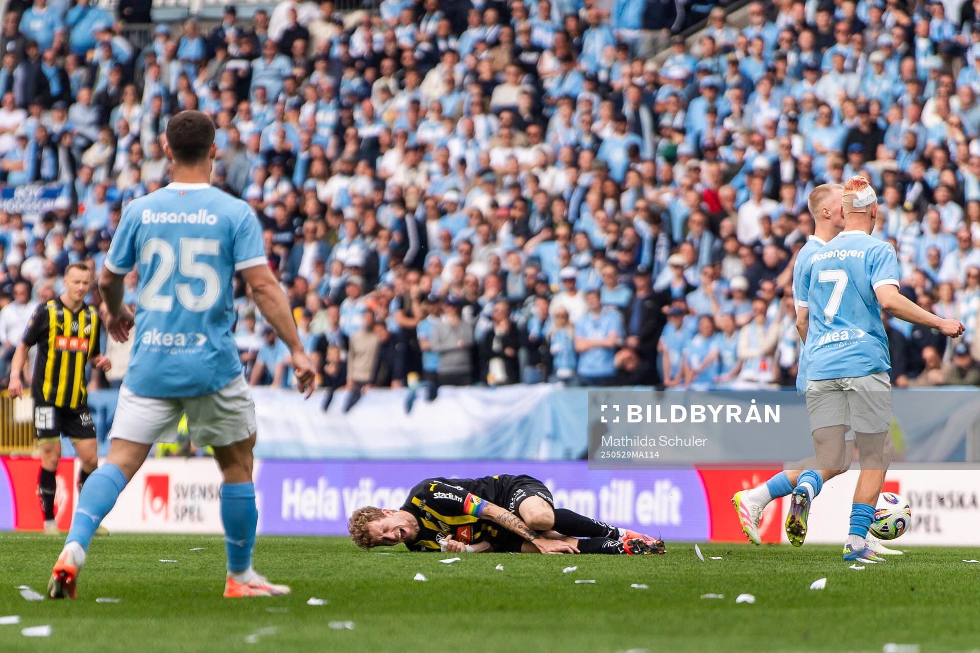 Häckens Simon Gustafson har ont under finalen i Svenska Cupen mellan Malmö FF och Häcken den 29 maj 2025 i Malmö. 