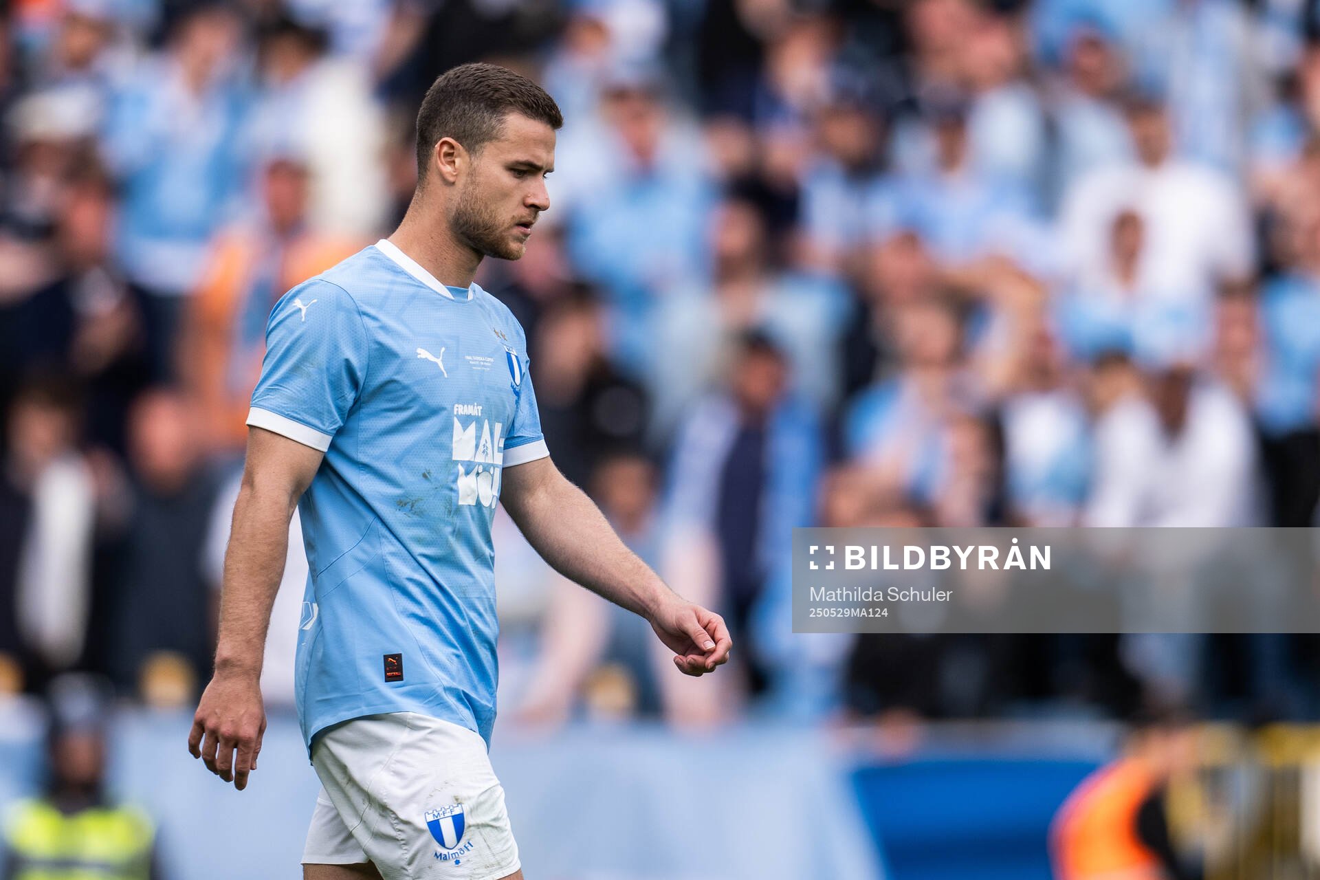 Malmö FFs Gabriel Busanello deppar