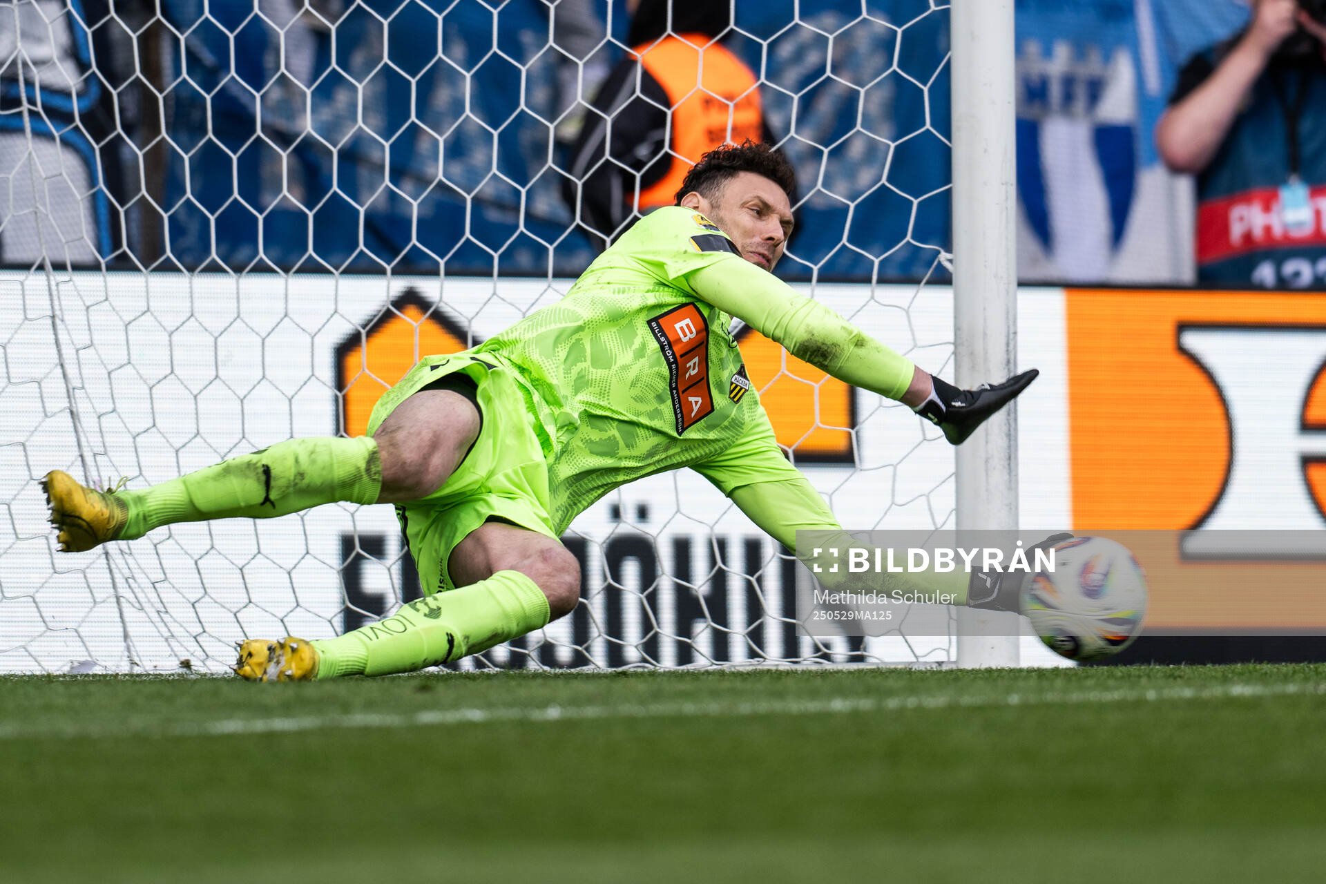 Häckens målvakt Etrit Berisha räddar en straff under finalen i Svenska Cupen mellan Malmö FF och Häcken den 29 maj 2025 i Malmö.