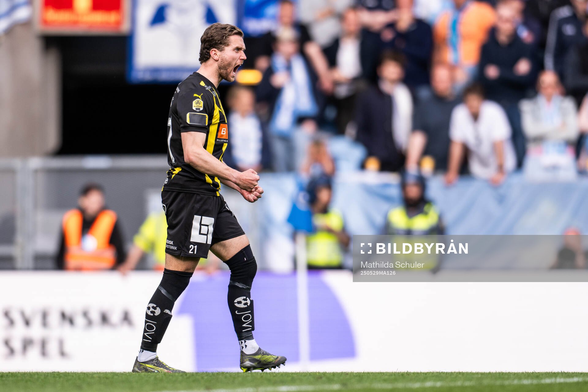 Häckens Adam Lundkvist jublar efter att han gjort mål i straffläggningen under finalen i Svenska Cupen mellan Malmö FF och Häcken den 29 maj 2025 i Malmö.